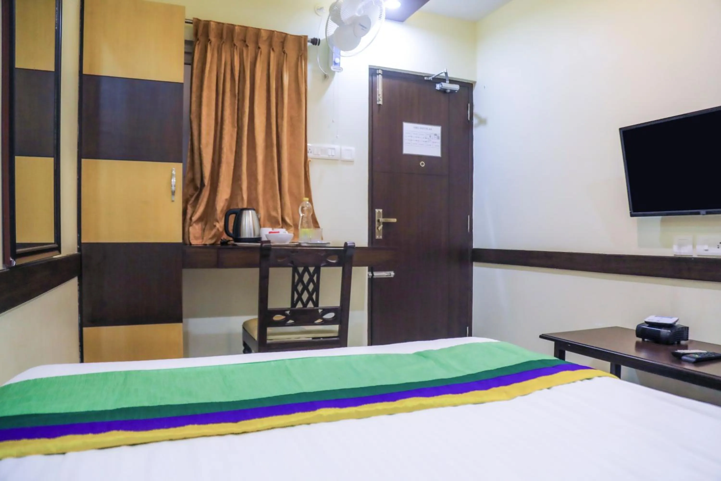 Bedroom, Bed in Treebo Naaz Royal