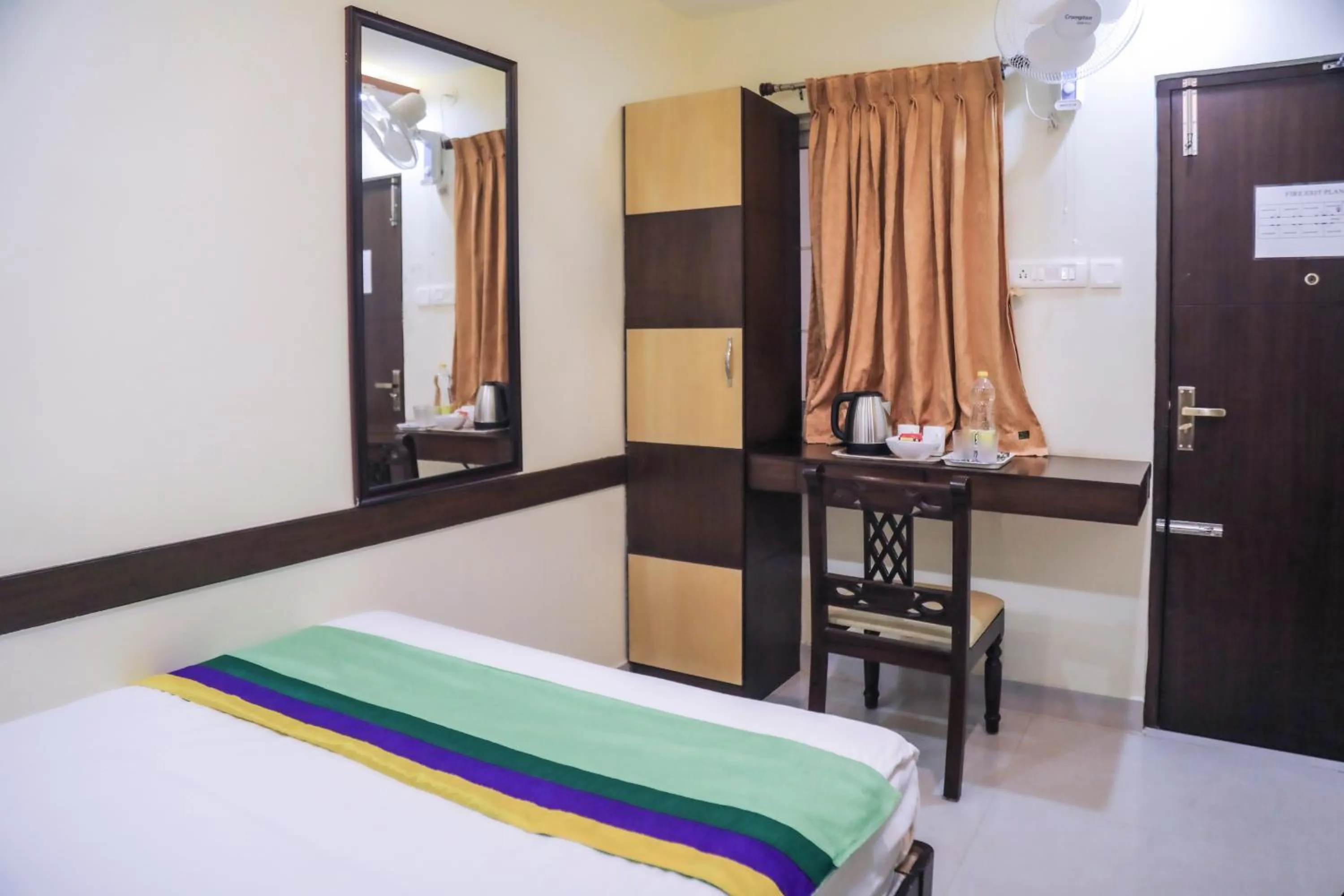 Bedroom, Bed in Treebo Naaz Royal