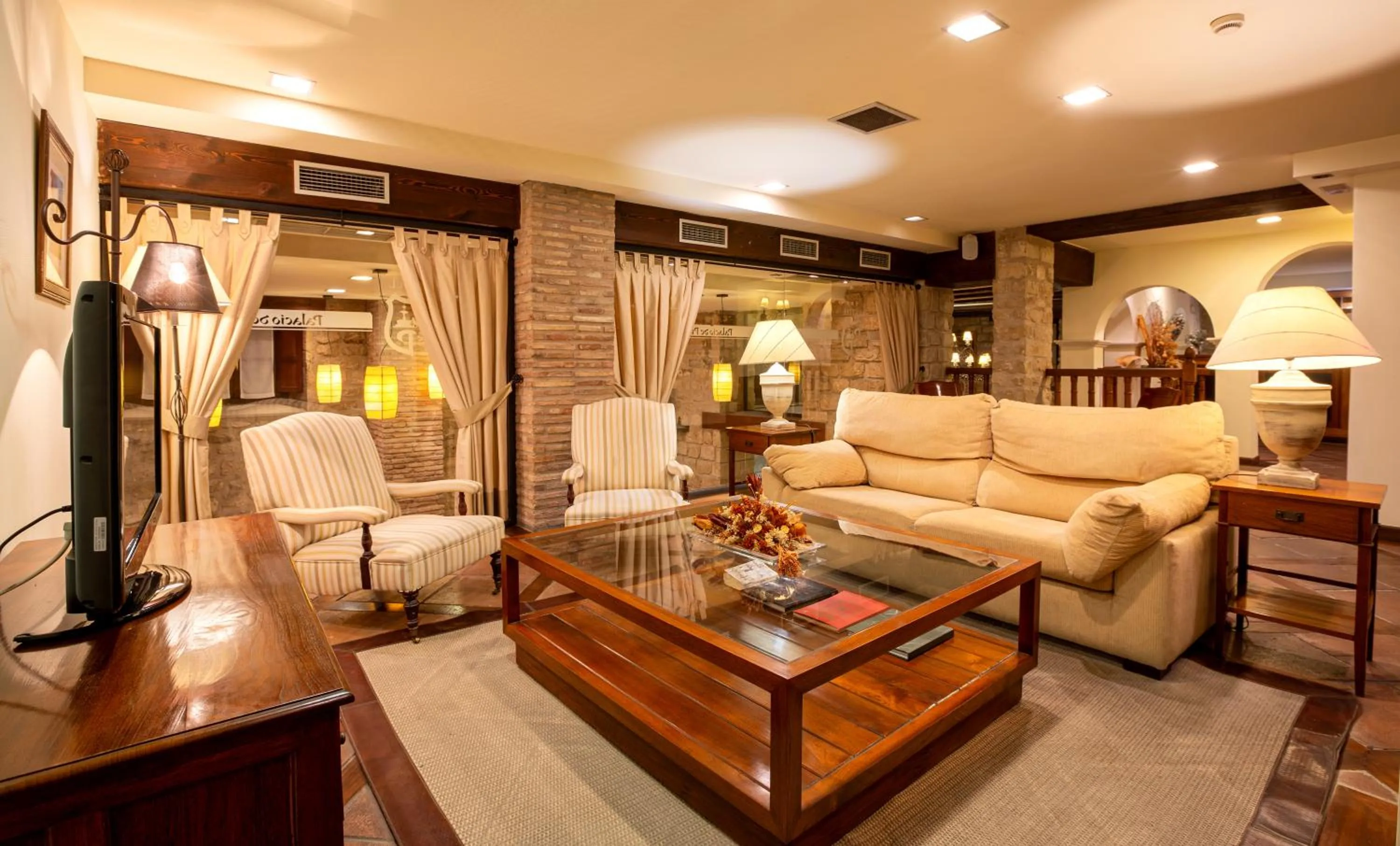 Communal lounge/ TV room in Hotel Palacio Pujadas by Pandora Hoteles