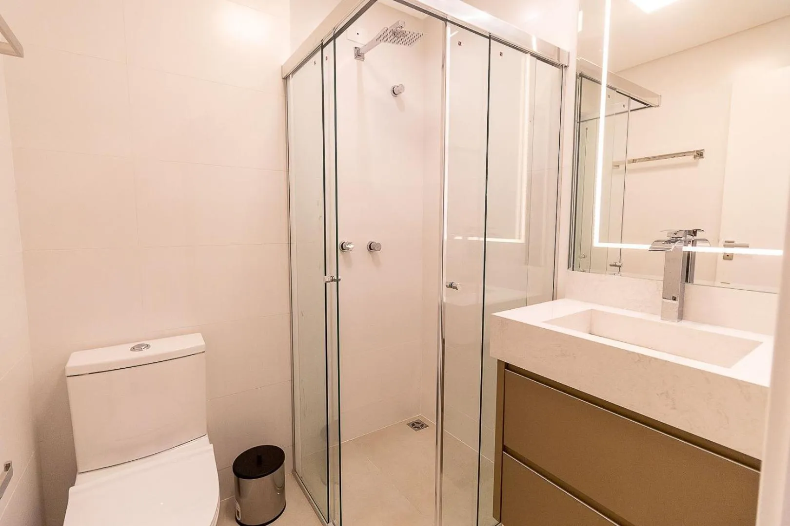 Toilet in Puntarenas 306 - Cobertura duplex 3 suítes à 80 metros da Praia do Mariscal