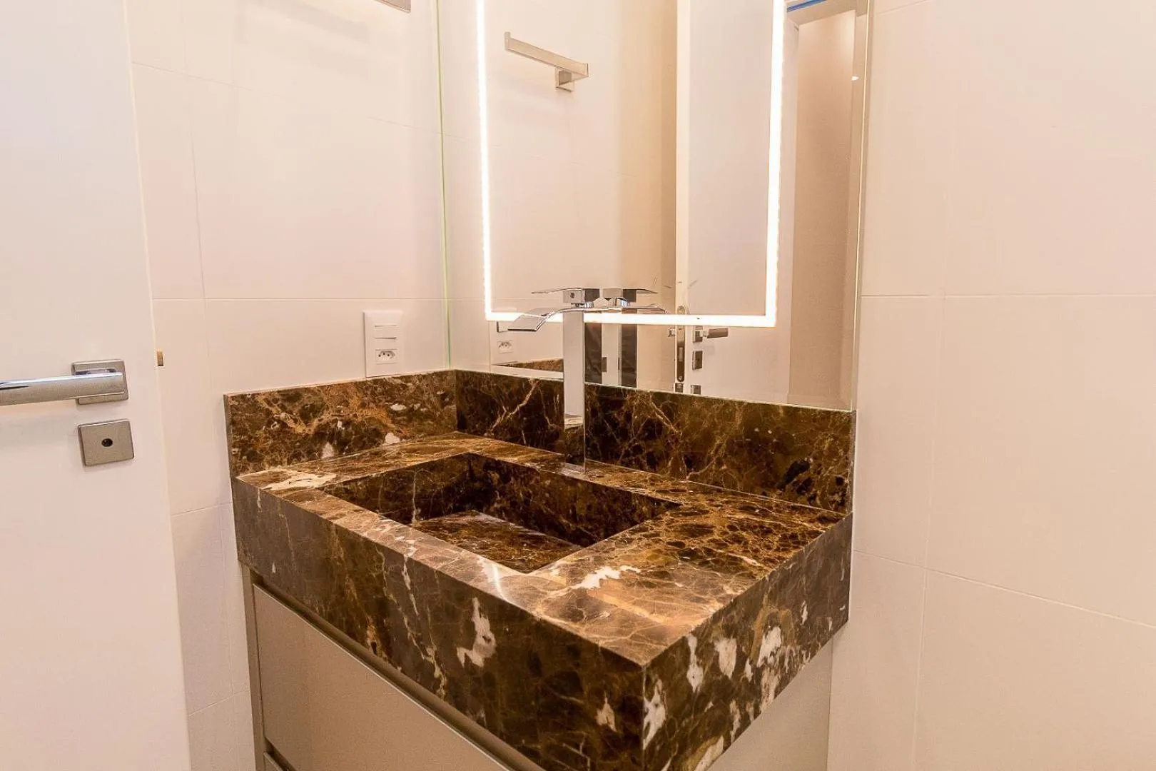 Toilet in Puntarenas 306 - Cobertura duplex 3 suítes à 80 metros da Praia do Mariscal