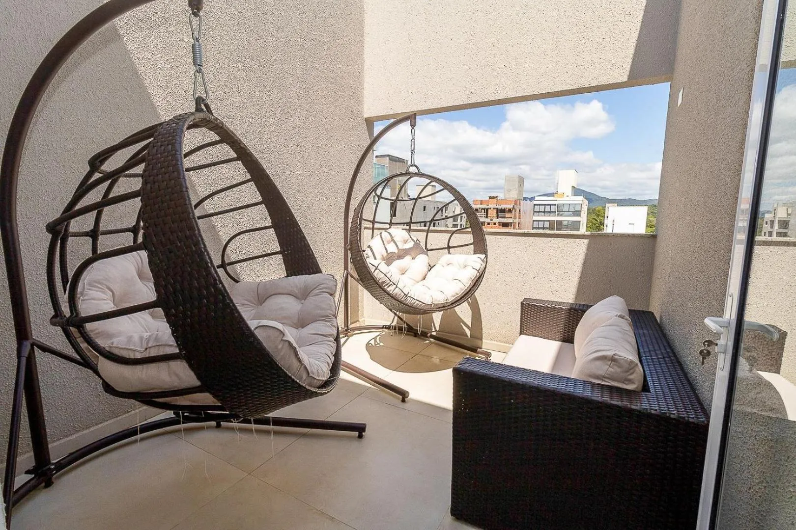 Balcony/Terrace, Bed in Puntarenas 306 - Cobertura duplex 3 suítes à 80 metros da Praia do Mariscal