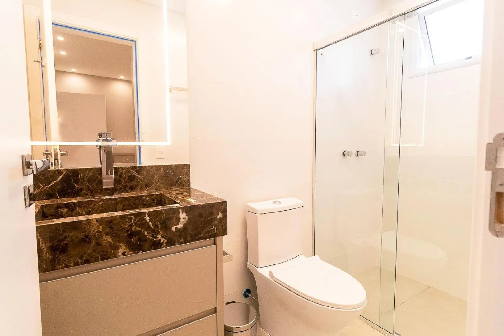 Toilet in Puntarenas 306 - Cobertura duplex 3 suítes à 80 metros da Praia do Mariscal
