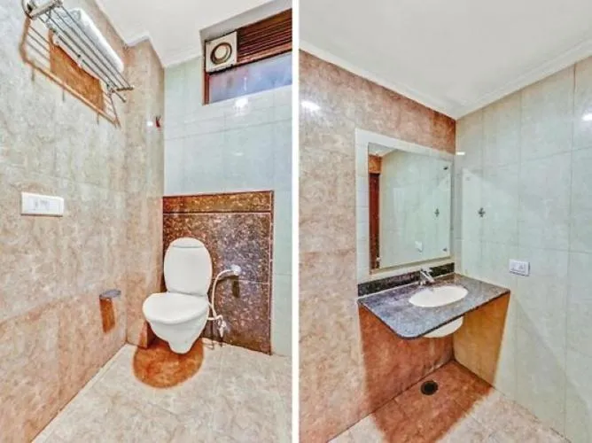 Bathroom in HOTEL GEESON INTERNATIONAL-New Delhi Railway Station-Paharganj
