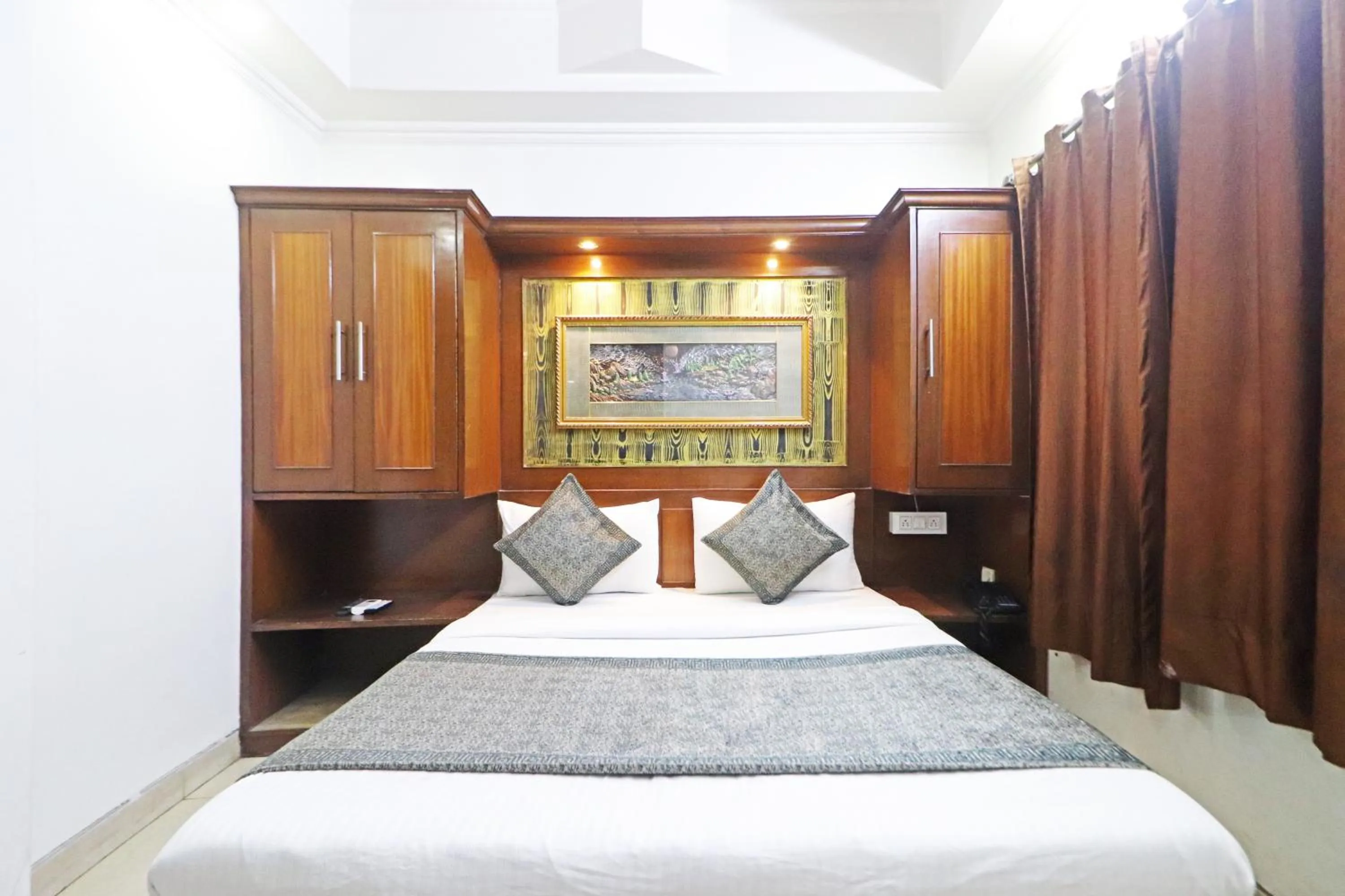 Bed in HOTEL GEESON INTERNATIONAL-New Delhi Railway Station-Paharganj