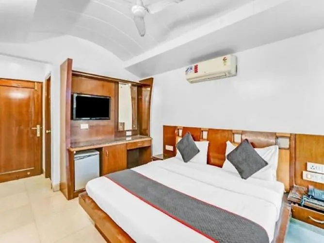 Bed in HOTEL GEESON INTERNATIONAL-New Delhi Railway Station-Paharganj