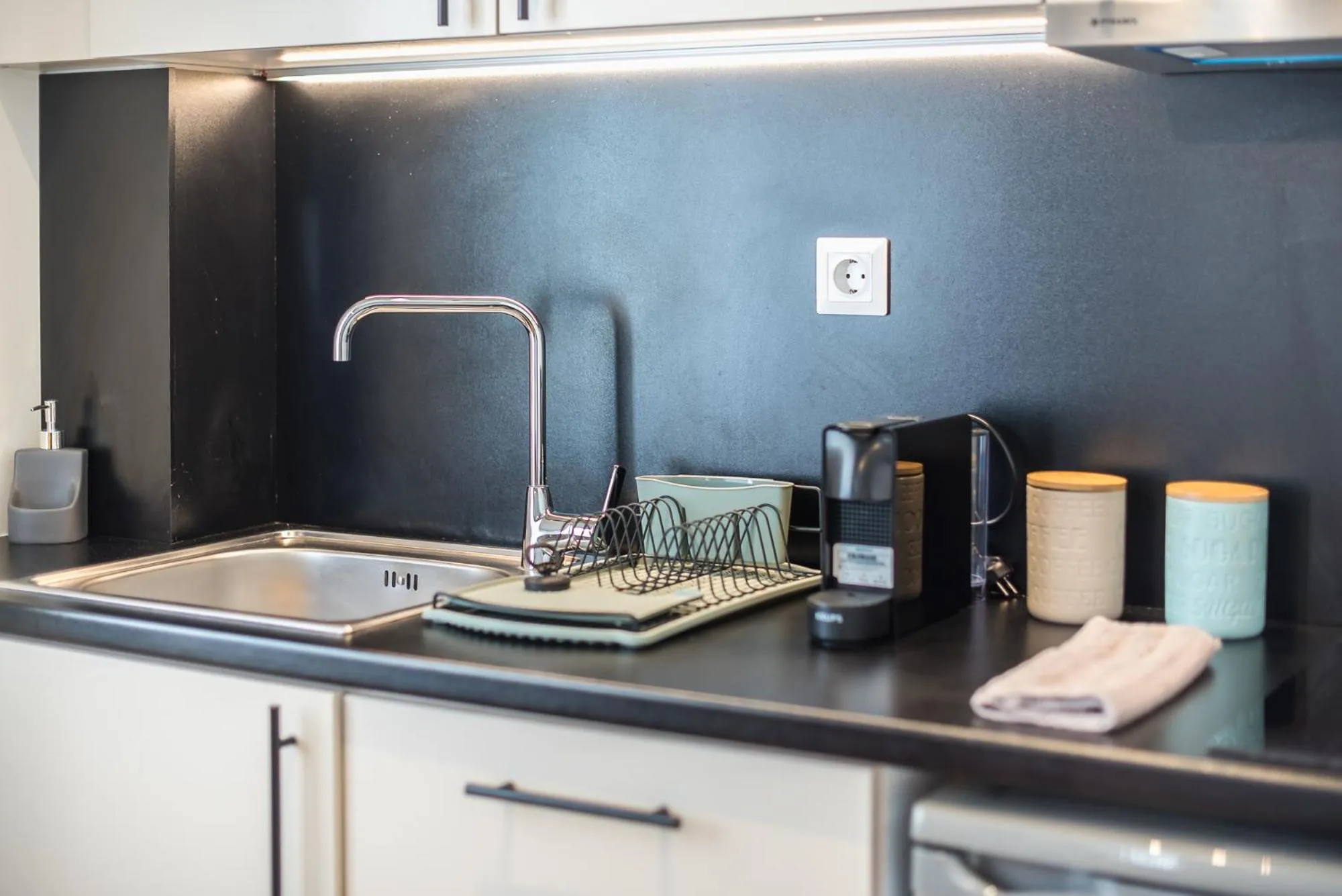 Coffee/tea facilities in Aeiphoria Suites & Rooms - Athens