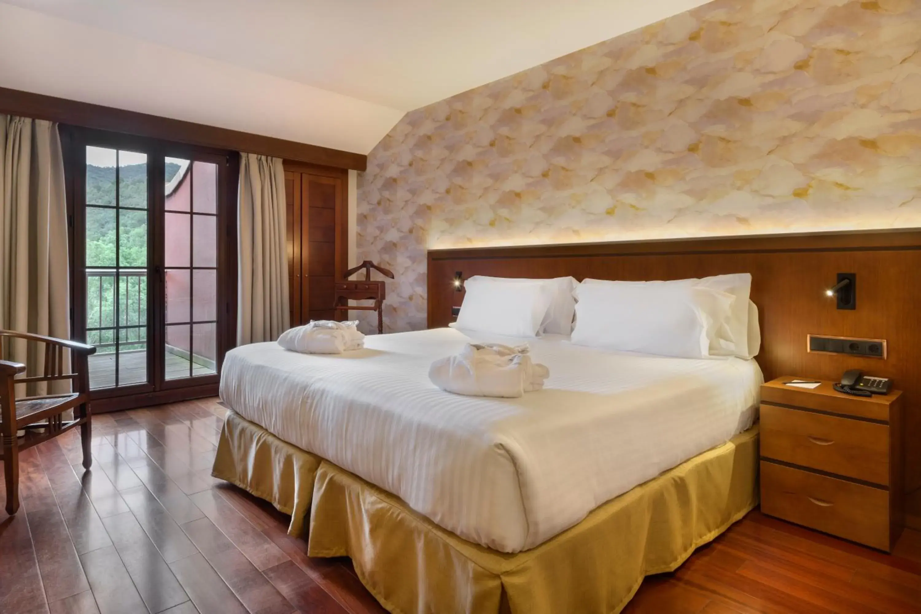 Bedroom, Bed in Hotel & Spa Monasterio de Boltaña Bedroom, Bed in Hotel & Spa Monasterio de Boltaña