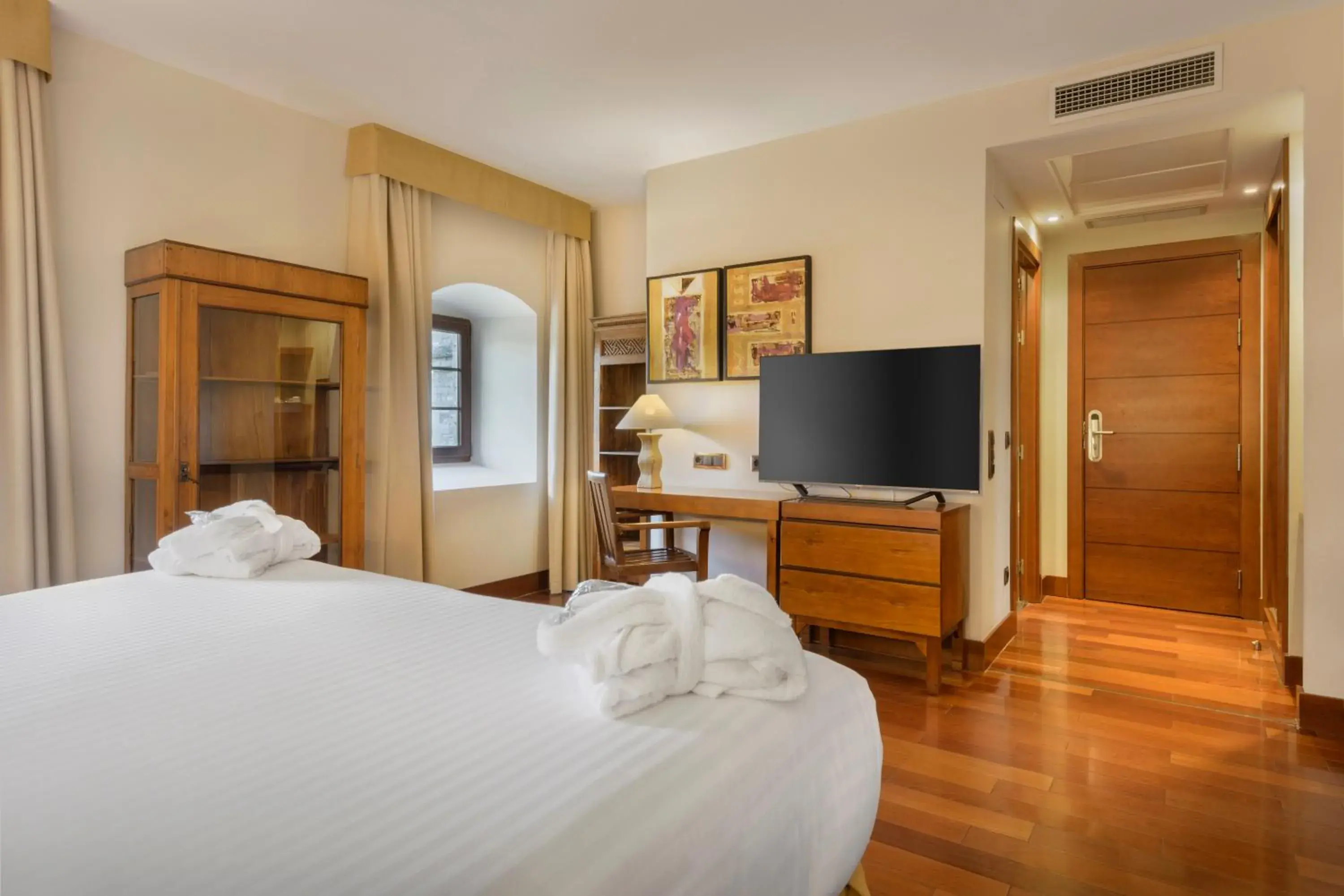 Deluxe Double or Twin Room in Hotel & Spa Monasterio de Boltaña Deluxe Double or Twin Room in Hotel & Spa Monasterio de Boltaña