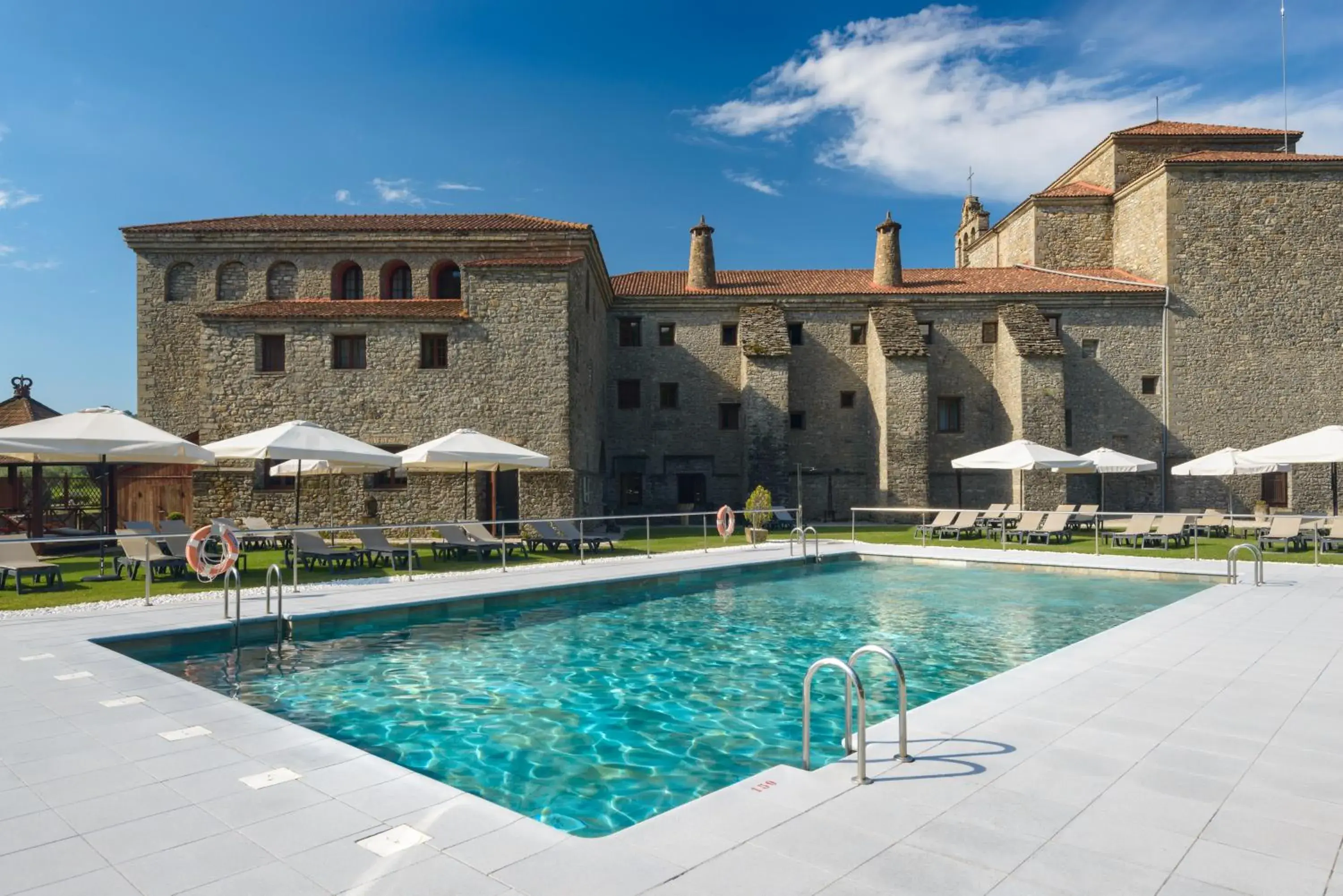 Swimming pool in Hotel & Spa Monasterio de Boltaña Swimming pool in Hotel & Spa Monasterio de Boltaña