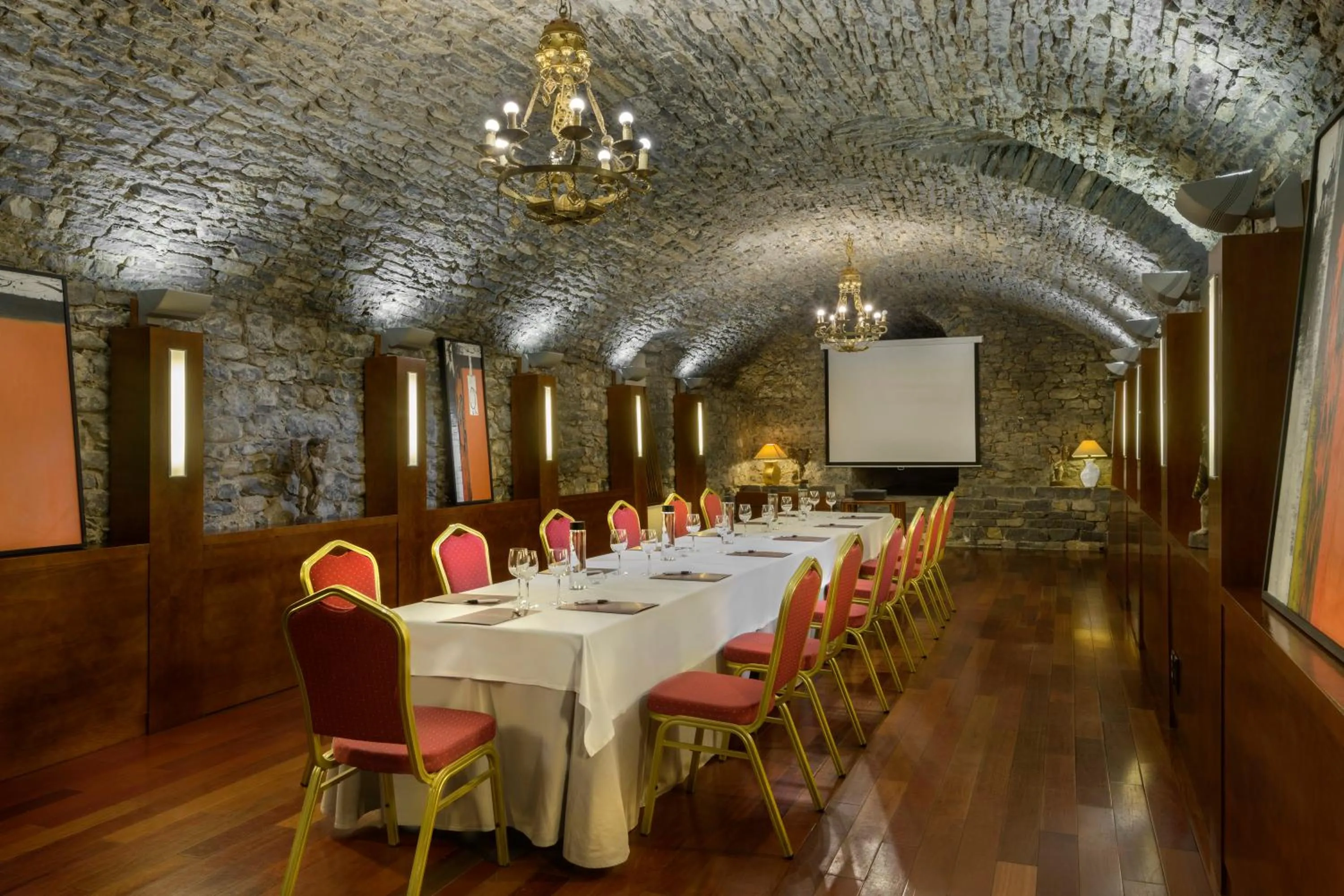 Meeting/conference room in Hotel & Spa Monasterio de Boltaña