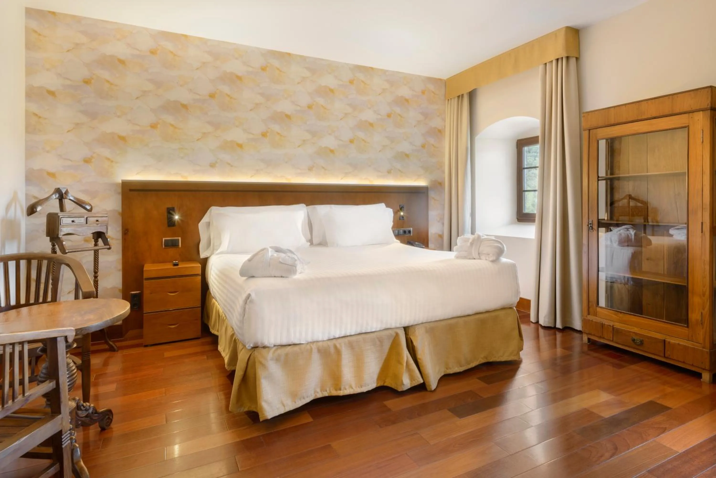 Bedroom, Bed in Hotel & Spa Monasterio de Boltaña