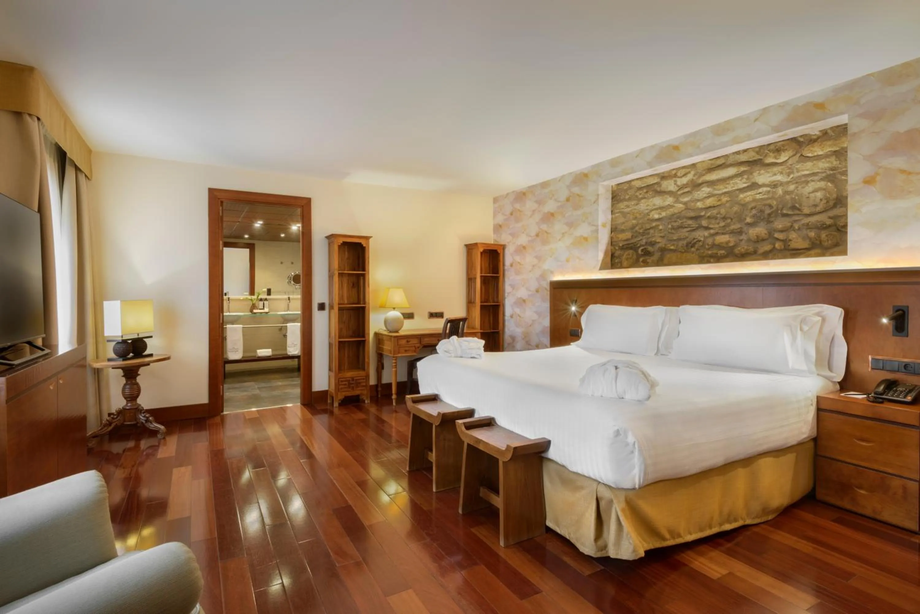 VIP, Bed in Hotel & Spa Monasterio de Boltaña