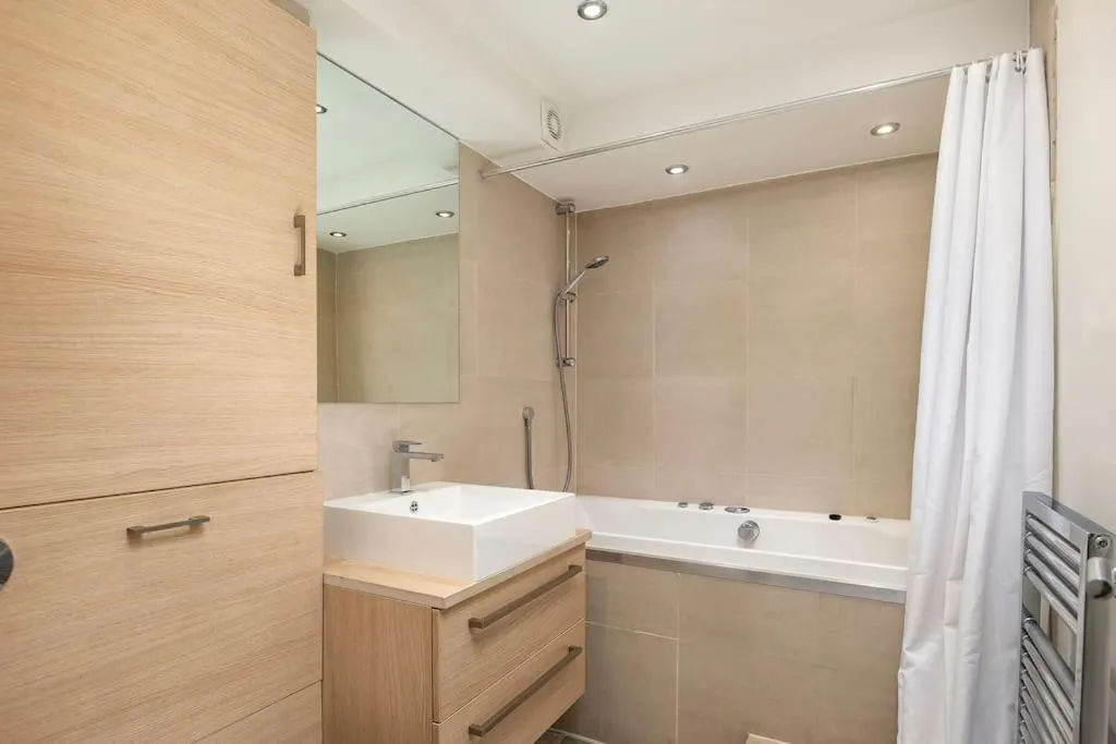 Shower in ' Luxury & Spacious AirConditioned 4 Bed 4 Bath Apartment '