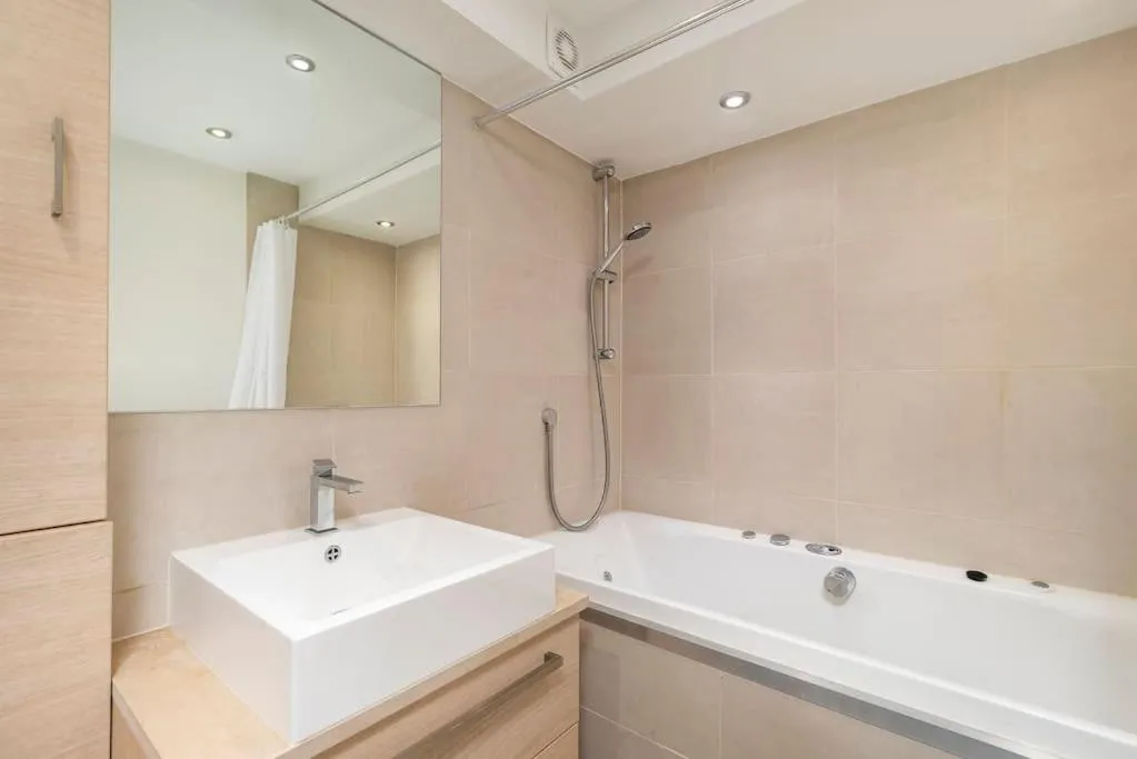 Shower in ' Luxury & Spacious AirConditioned 4 Bed 4 Bath Apartment '