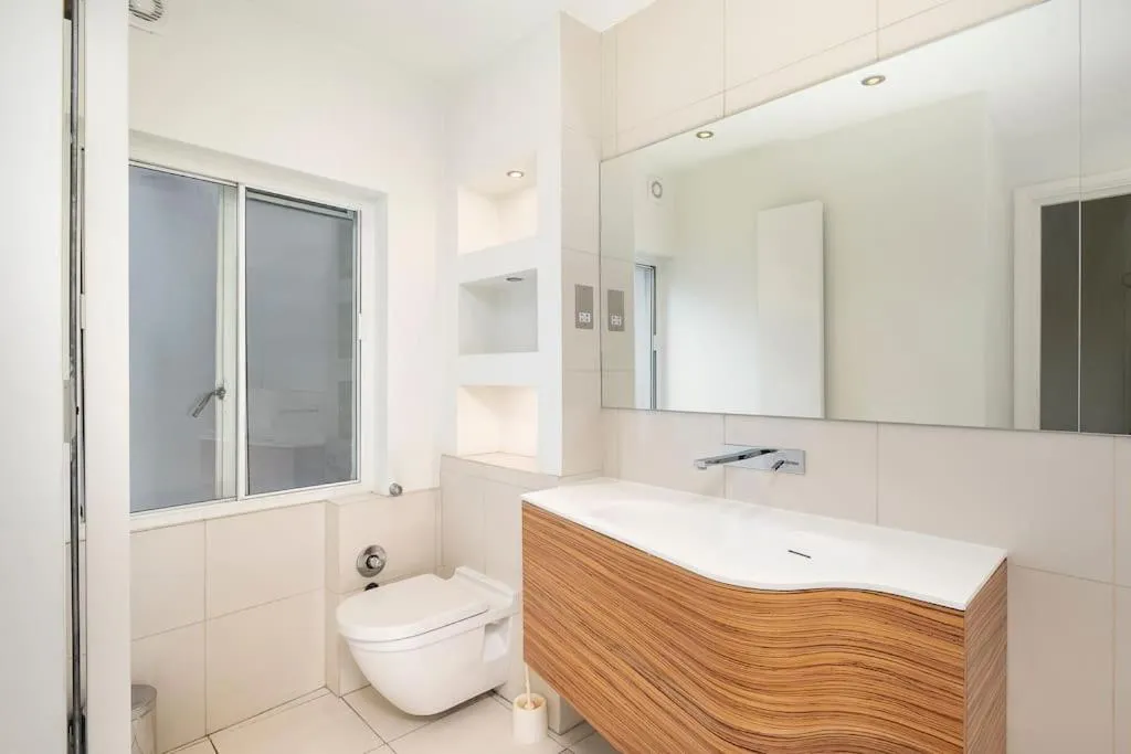 Toilet in ' Luxury & Spacious AirConditioned 4 Bed 4 Bath Apartment '