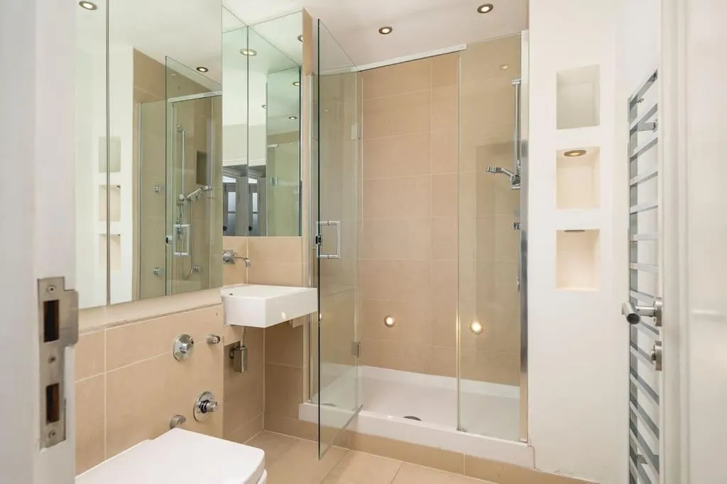 Shower in ' Luxury & Spacious AirConditioned 4 Bed 4 Bath Apartment '