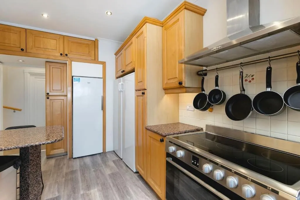 Kitchen or kitchenette in ' Luxury & Spacious AirConditioned 4 Bed 4 Bath Apartment '