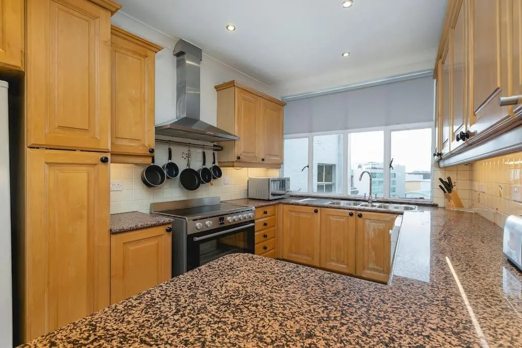 Kitchen or kitchenette in ' Luxury & Spacious AirConditioned 4 Bed 4 Bath Apartment '