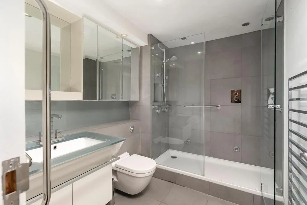 Shower in ' Luxury & Spacious AirConditioned 4 Bed 4 Bath Apartment '