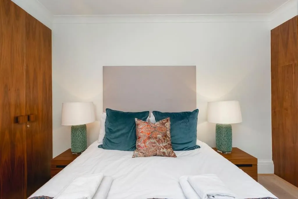 Bed in ' Luxury & Spacious AirConditioned 4 Bed 4 Bath Apartment '
