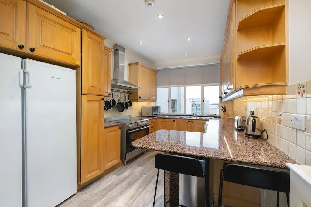 Kitchen or kitchenette in ' Luxury & Spacious AirConditioned 4 Bed 4 Bath Apartment '