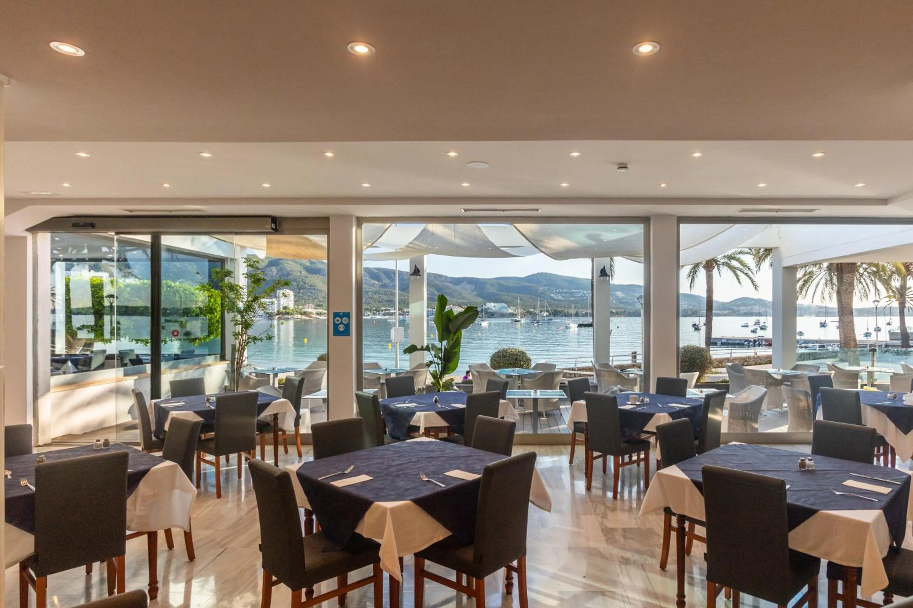 Restaurant/places to eat in Seramar Hotel Comodoro Playa