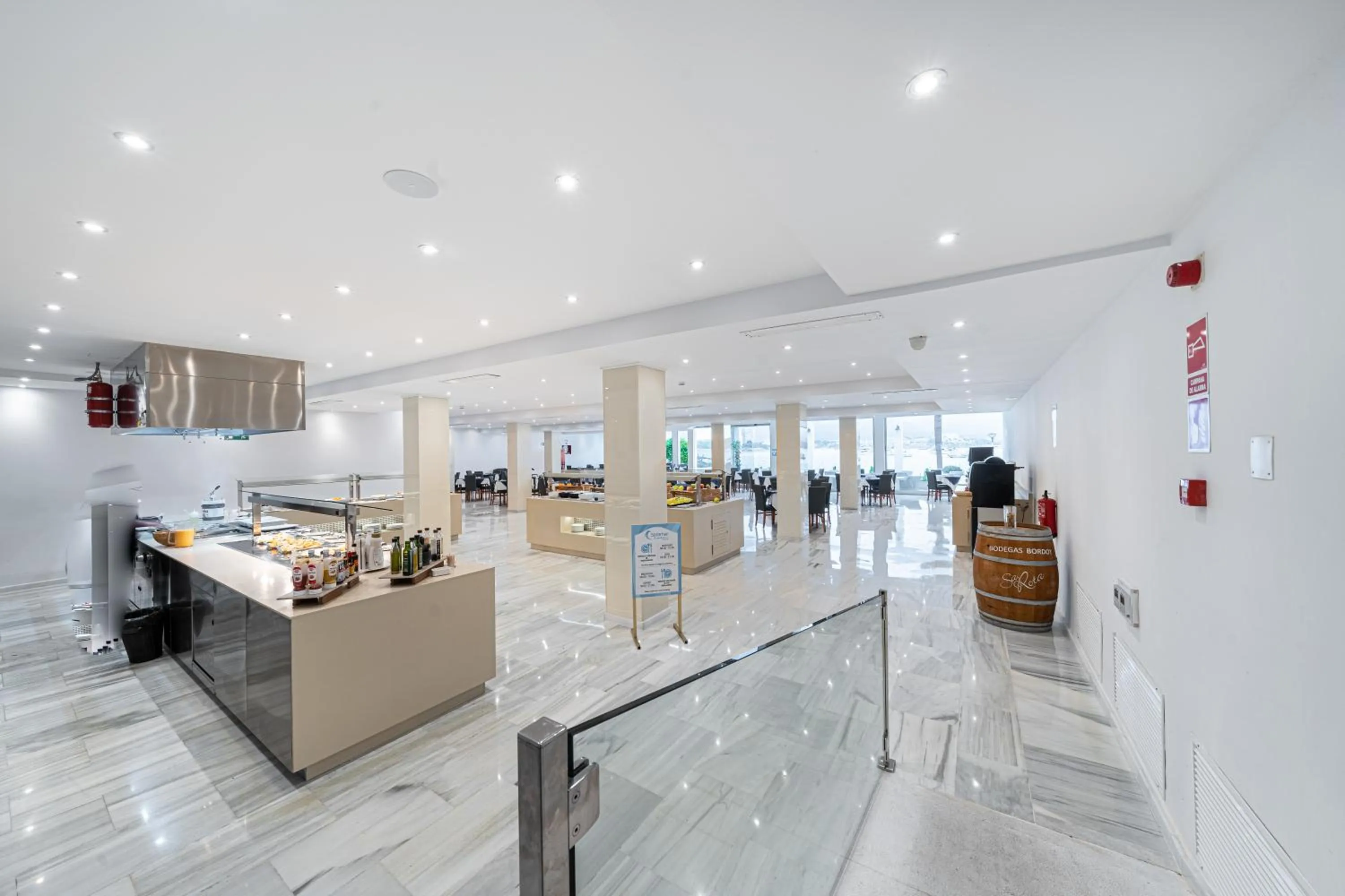 Restaurant/places to eat in Seramar Hotel Comodoro Playa