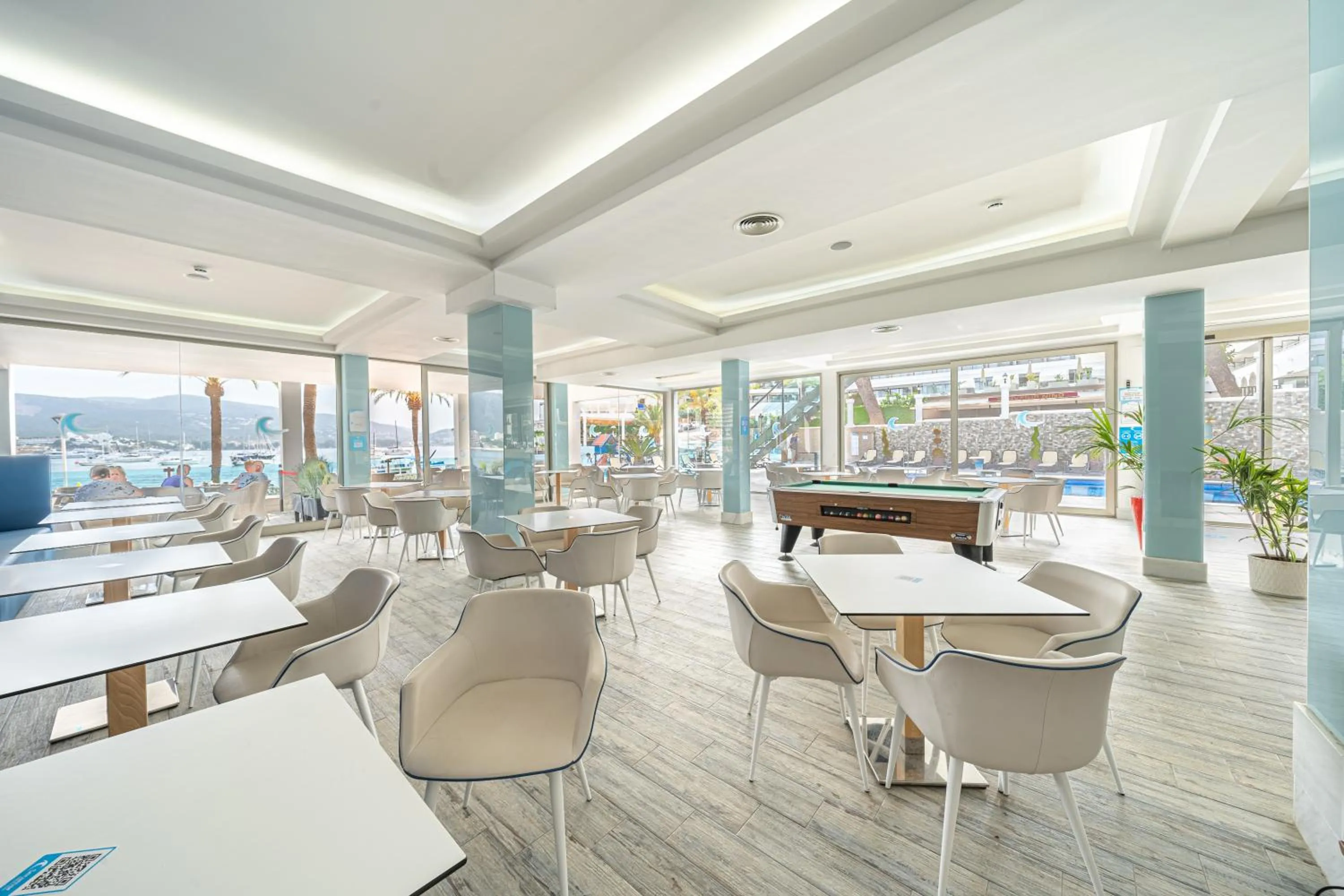 Lounge or bar in Seramar Hotel Comodoro Playa