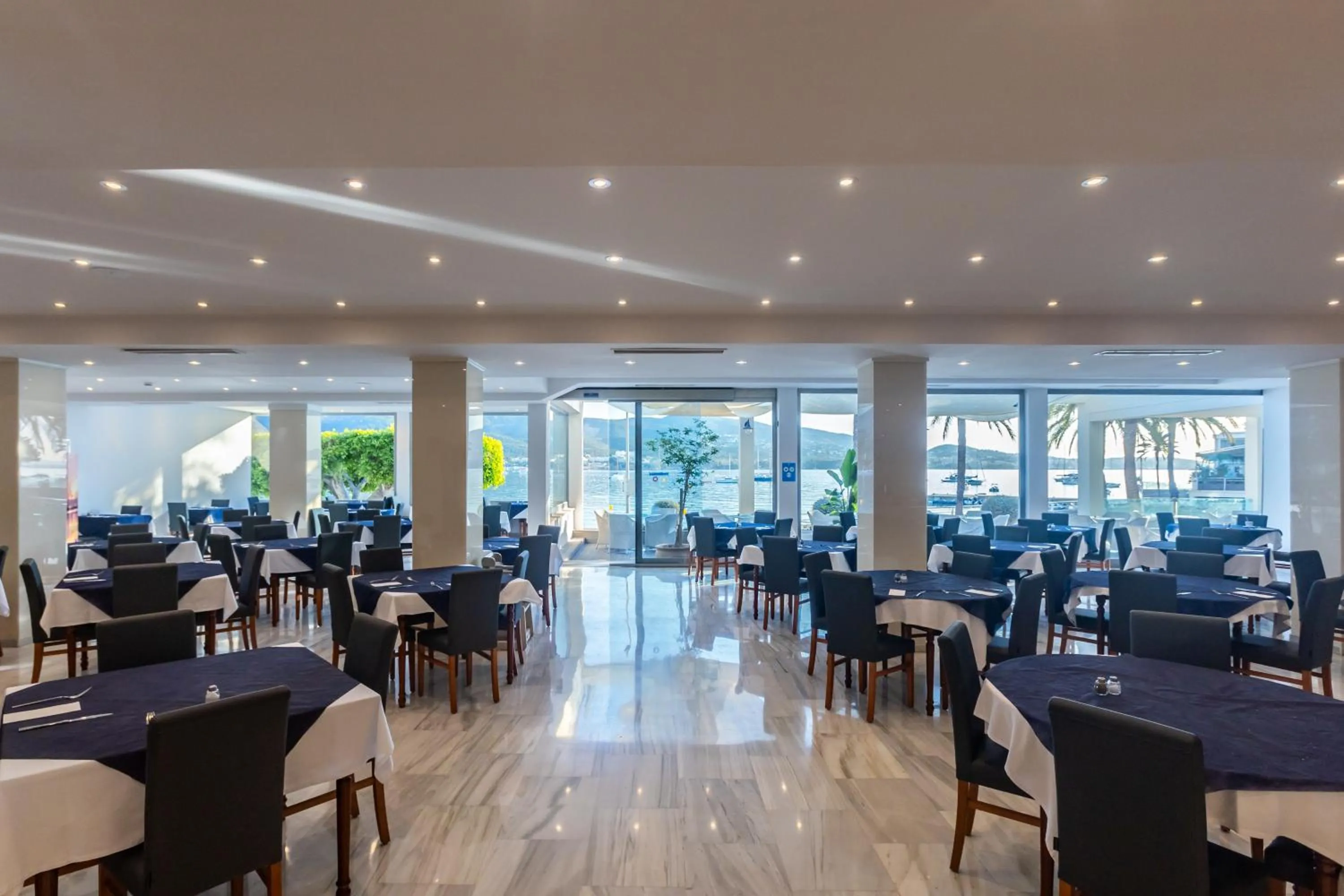 Restaurant/places to eat in Seramar Hotel Comodoro Playa