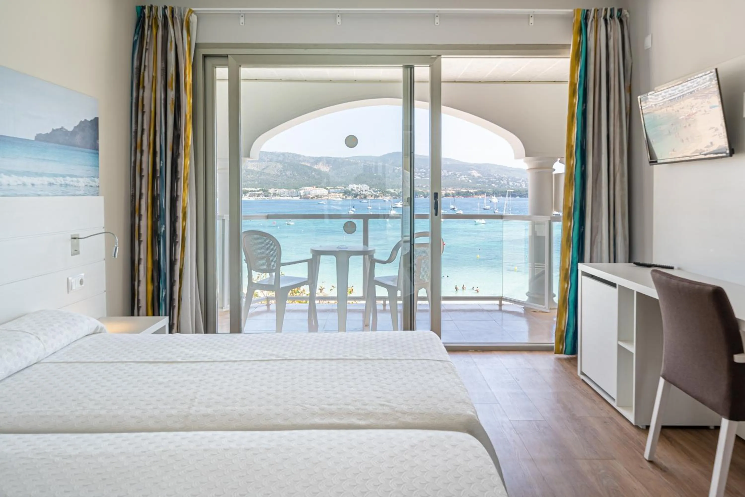 Bed in Seramar Hotel Comodoro Playa