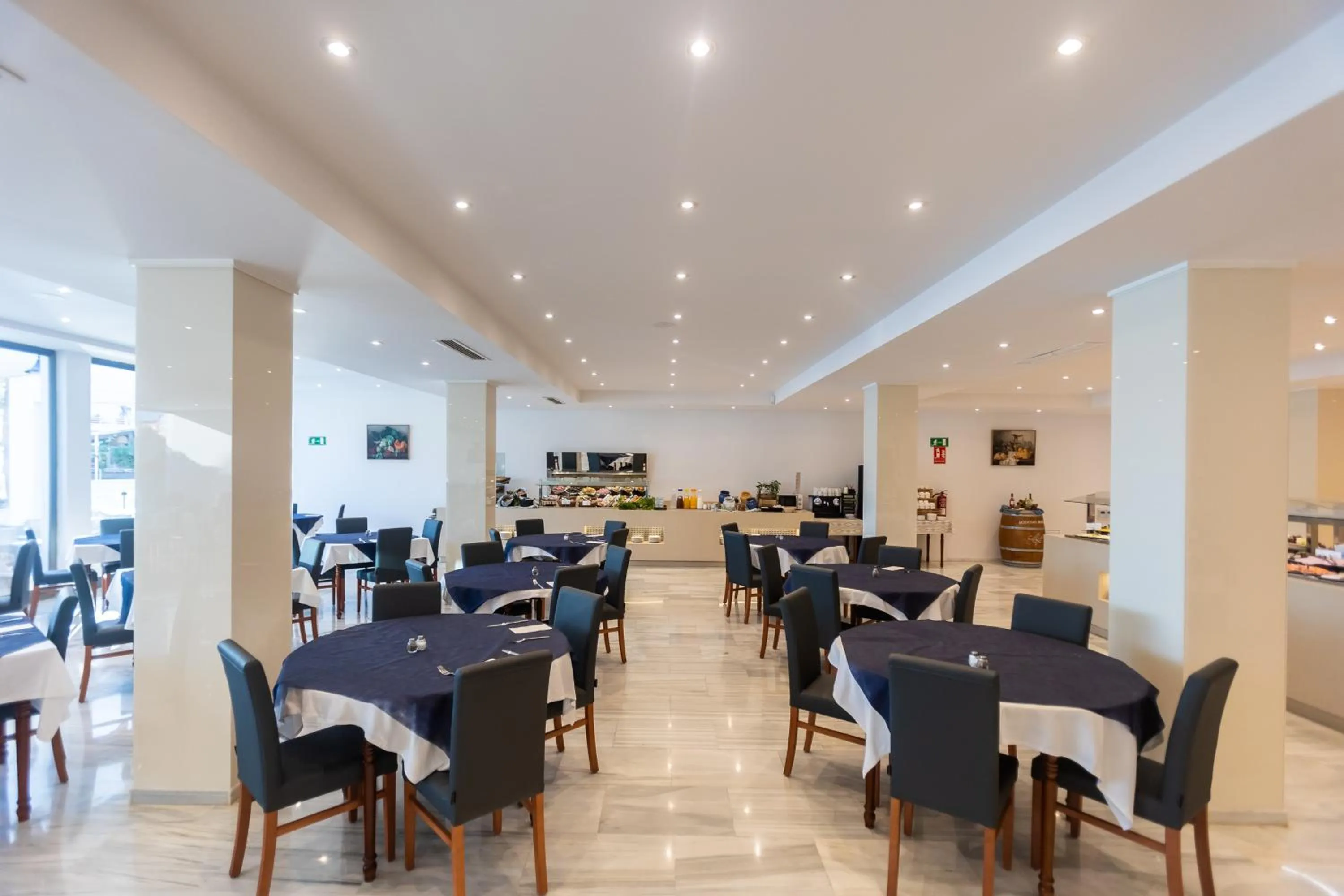 Restaurant/places to eat in Seramar Hotel Comodoro Playa