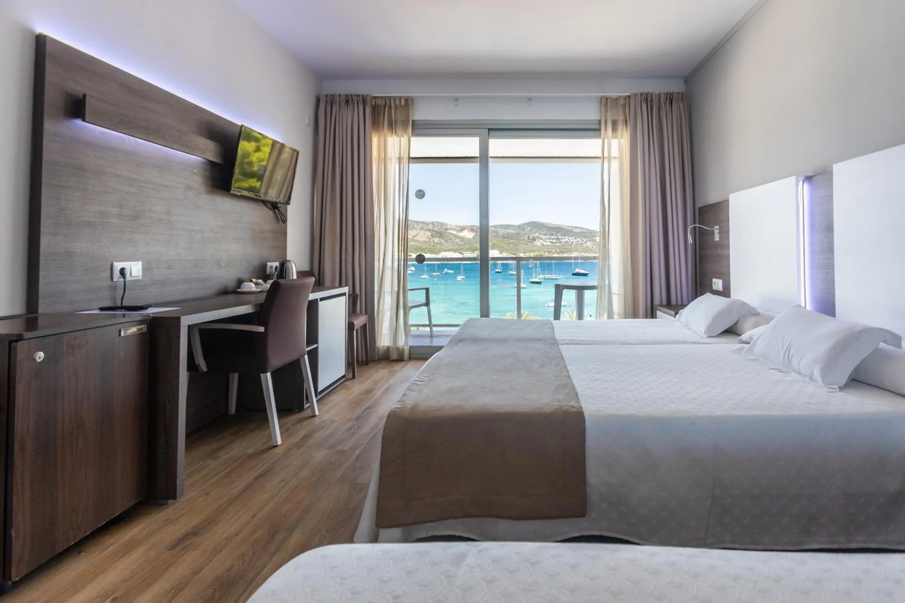 Bed in Seramar Hotel Comodoro Playa