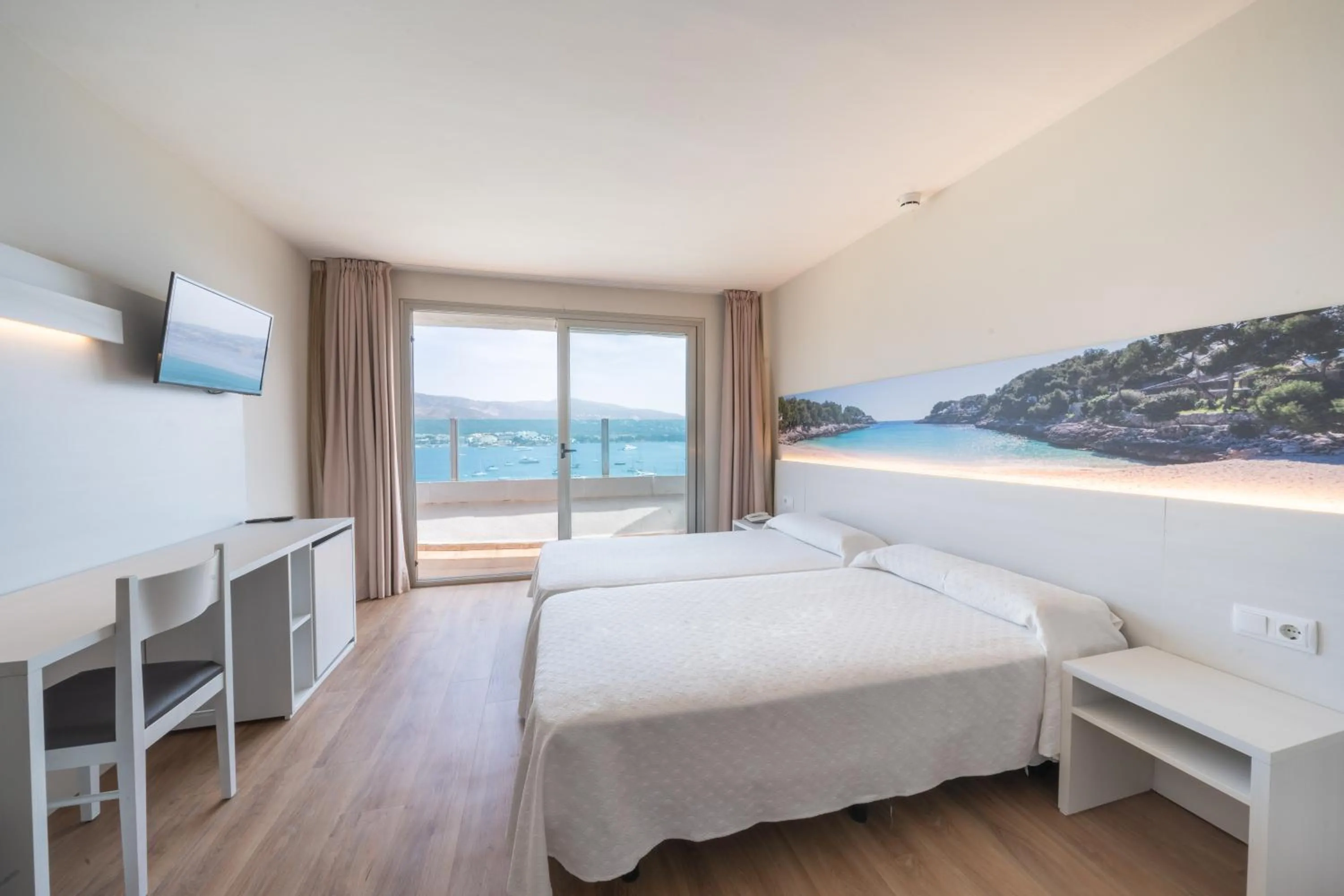 Bed in Seramar Hotel Comodoro Playa