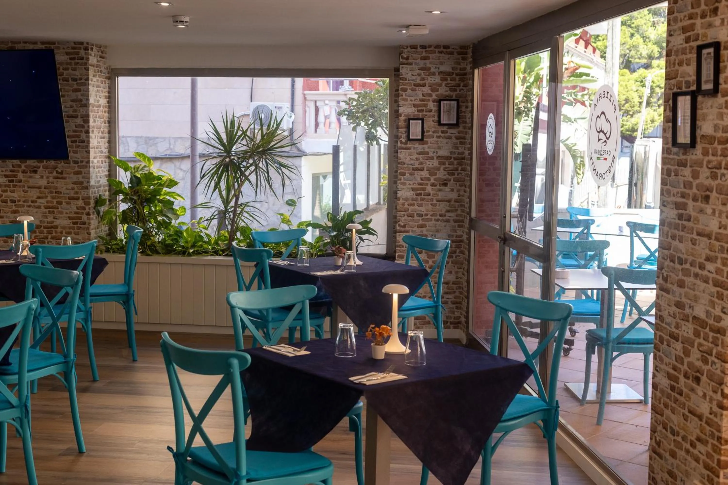 Restaurant/places to eat in Seramar Hotel Luna Park Adults Only