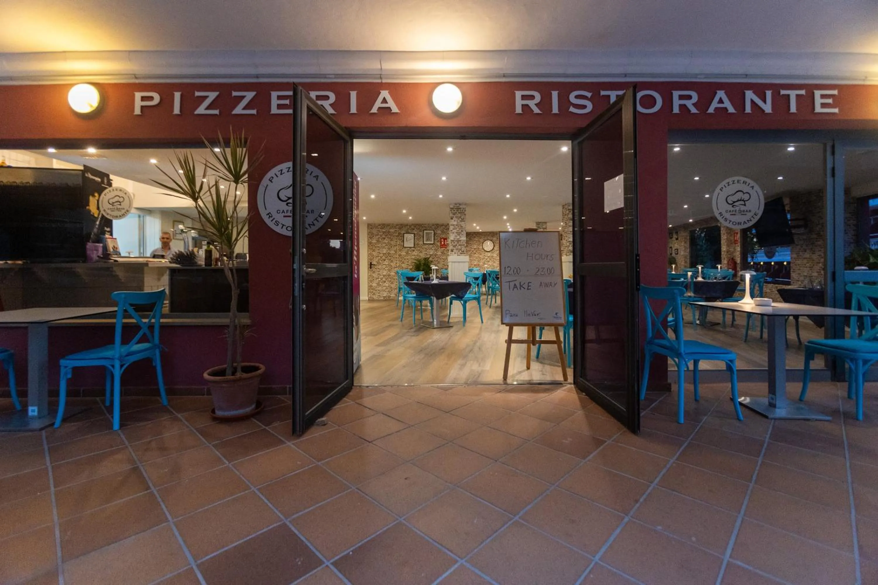 Restaurant/places to eat in Seramar Hotel Luna Park Adults Only