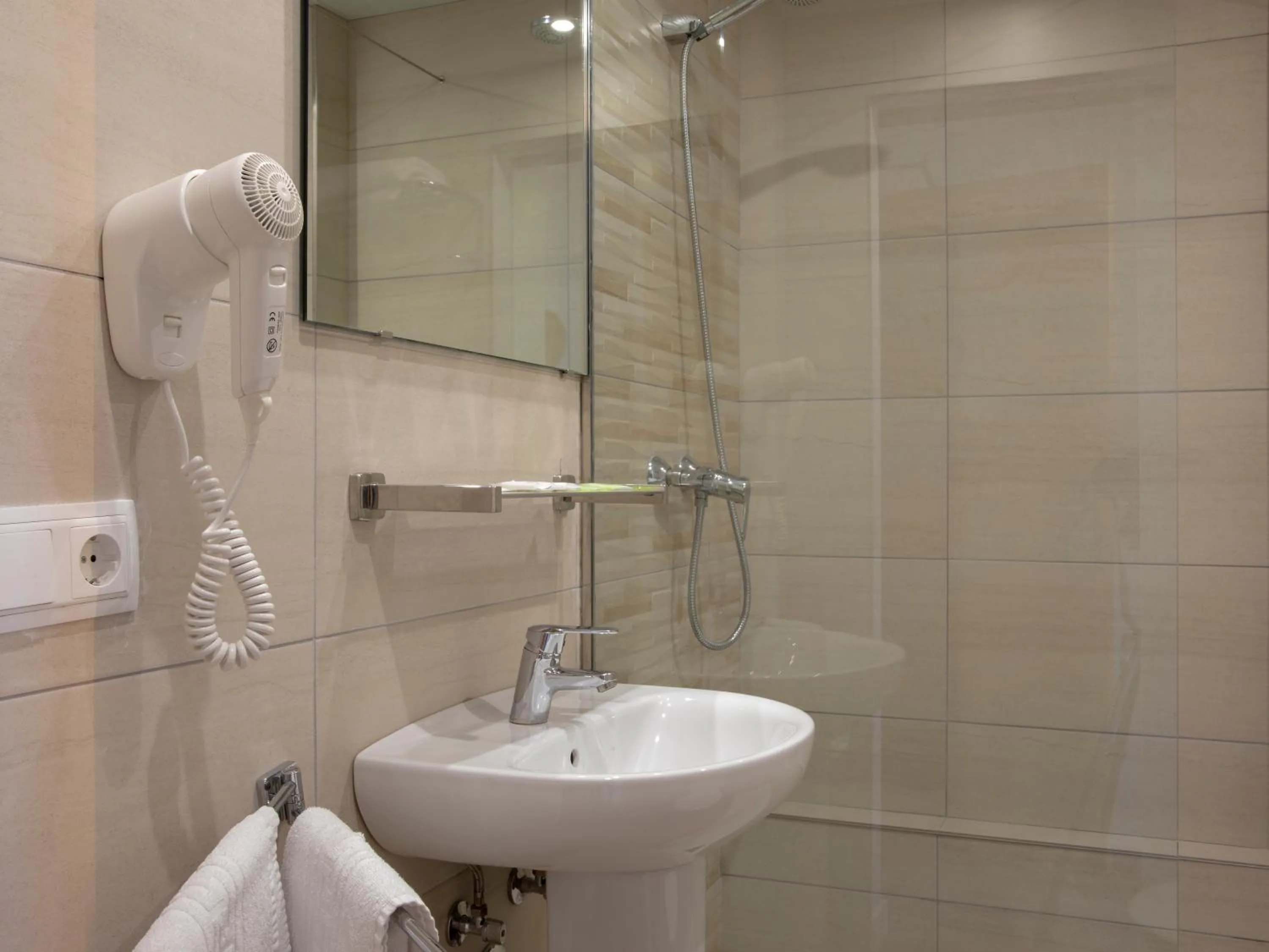 Shower in Seramar Hotel Luna Park Adults Only