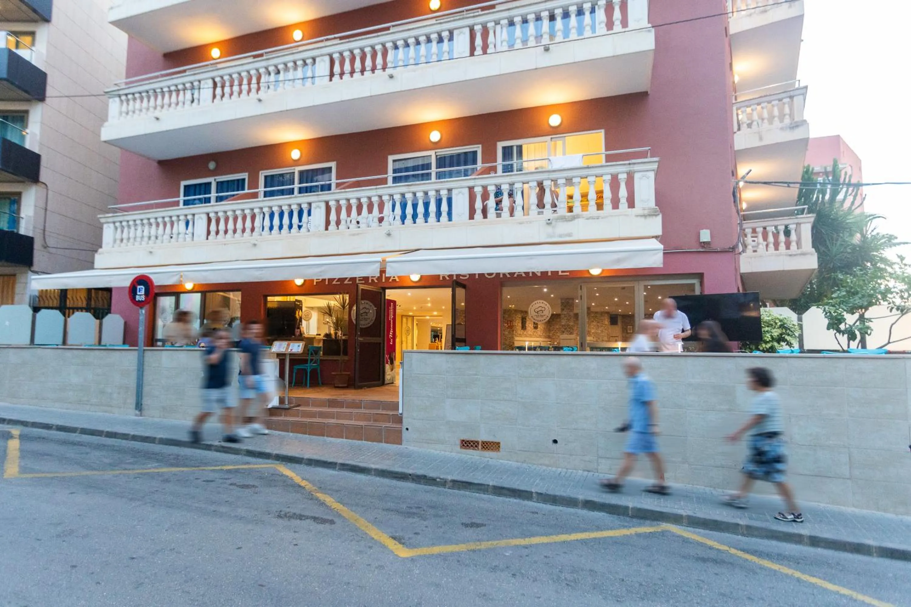 Restaurant/places to eat in Seramar Hotel Luna Park Adults Only