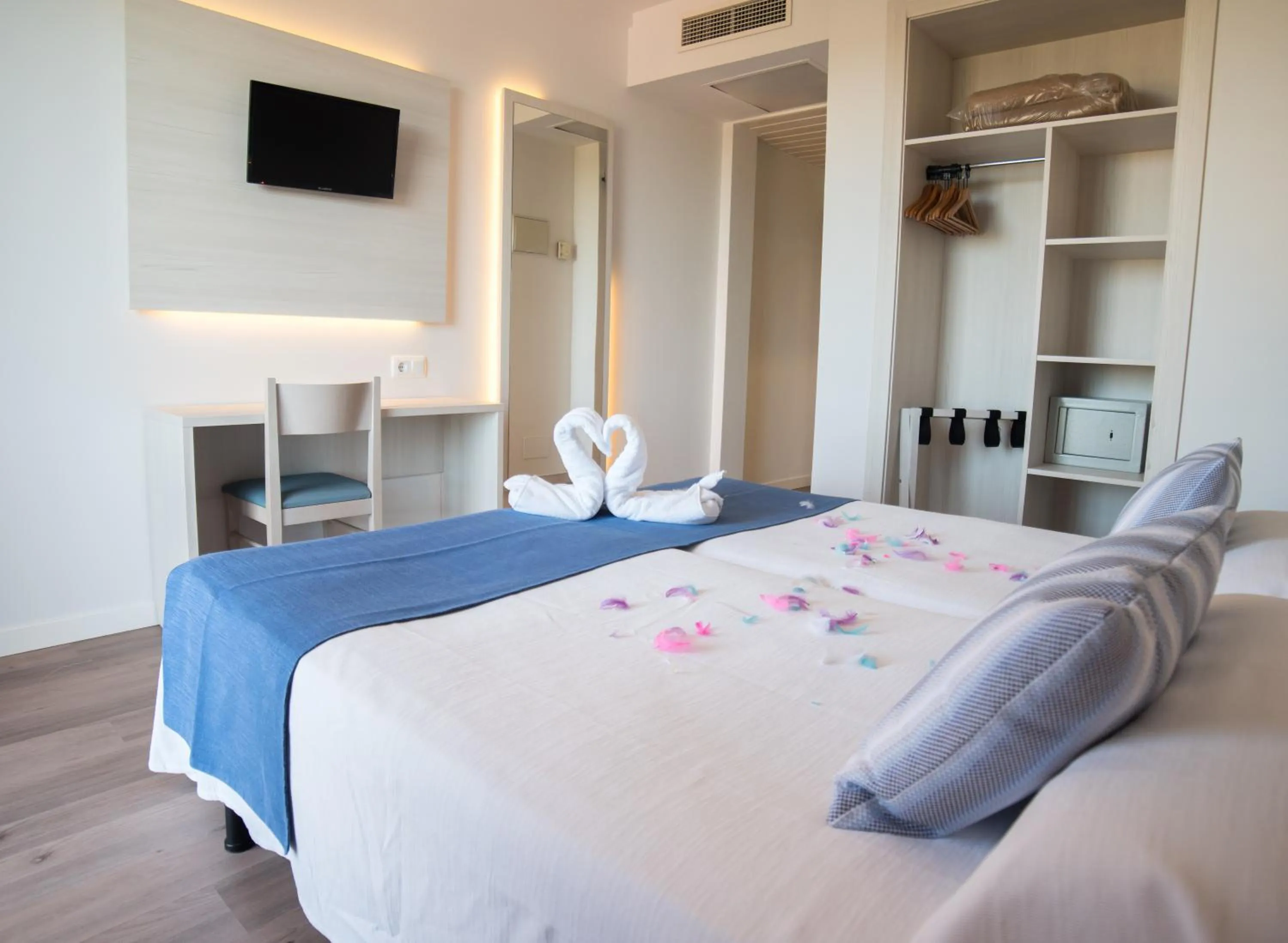 Bed in Seramar Hotel Luna Park Adults Only