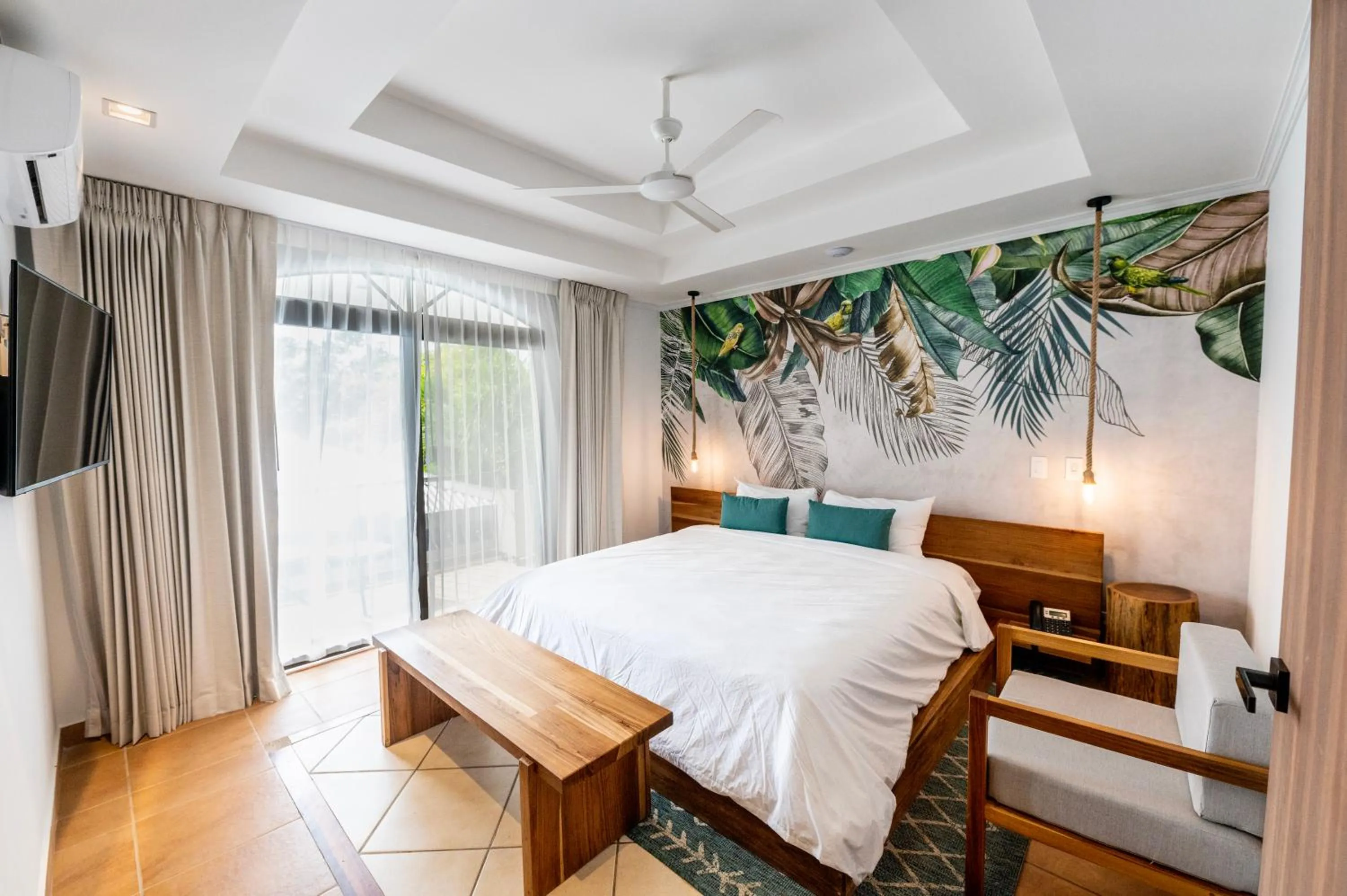 fireplace, Bed in Marala Hotel