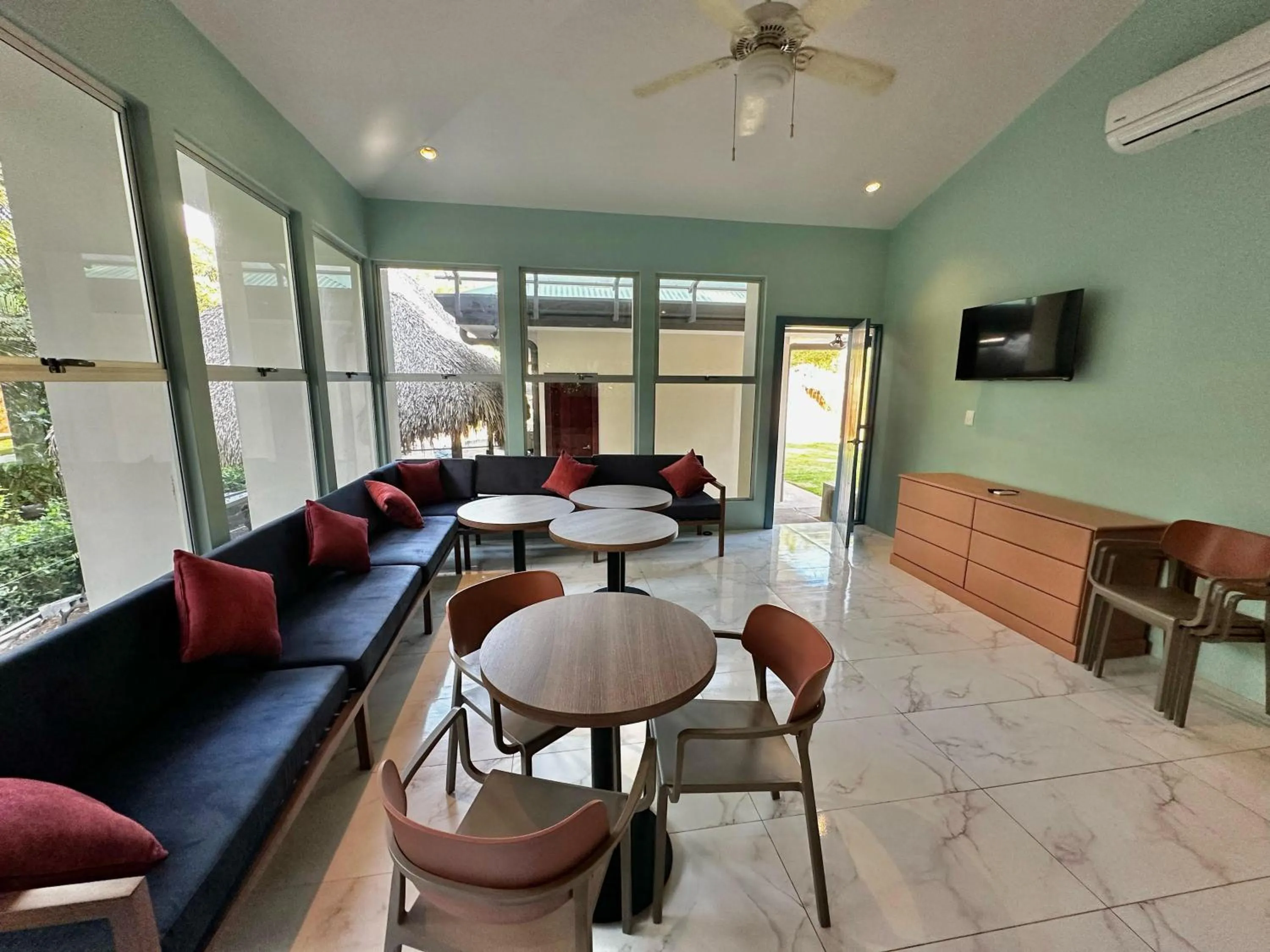 Communal lounge/ TV room in Marala Hotel