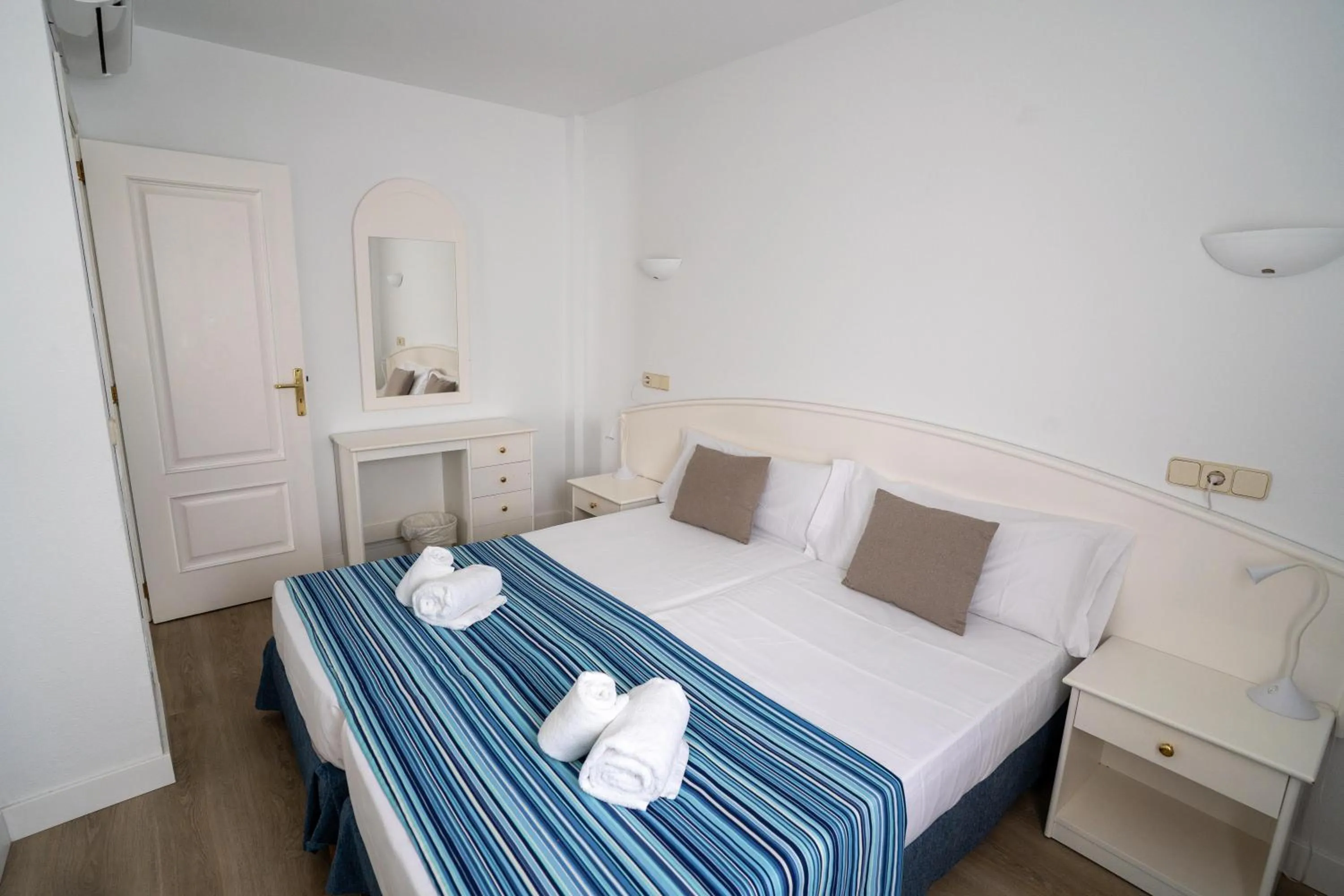 Photo of the whole room, Bed in BLUESEA Anba Romaní