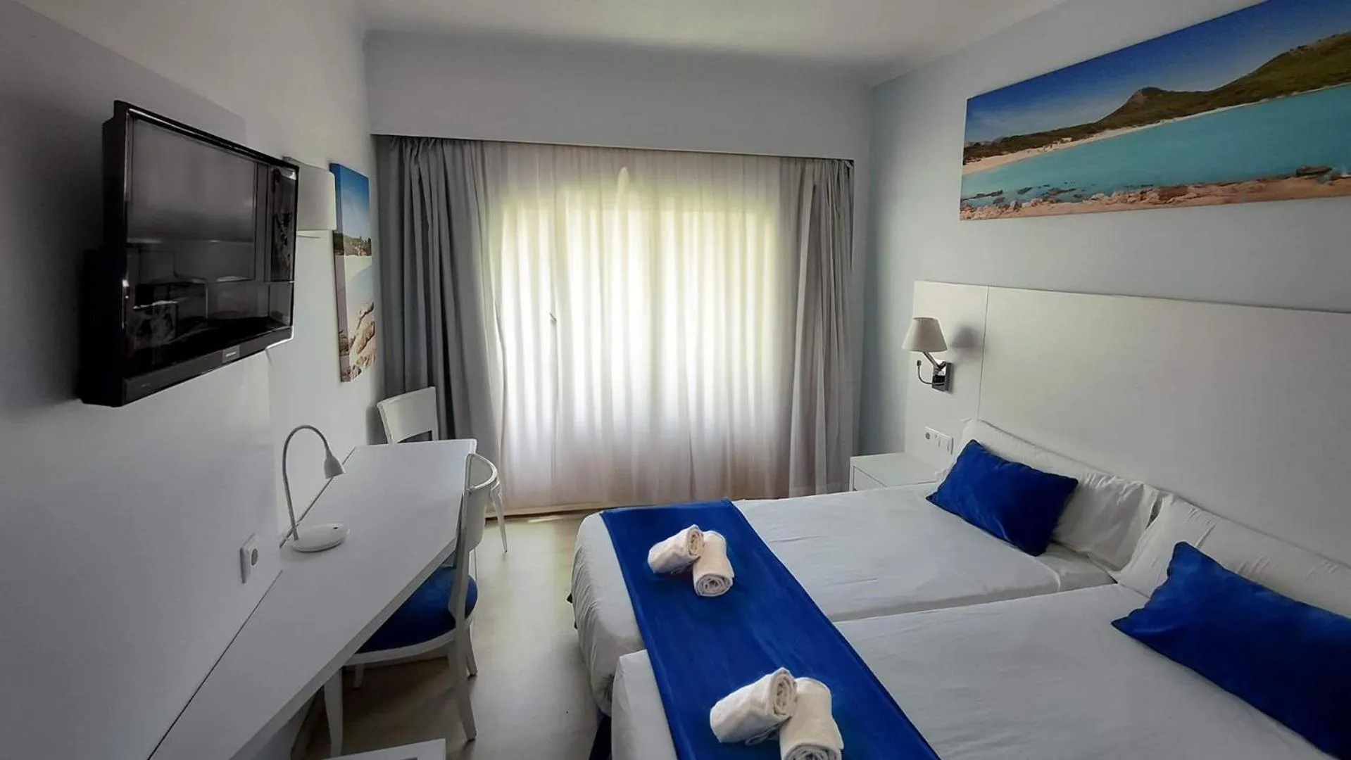 Photo of the whole room, Bed in BLUESEA Anba Romaní