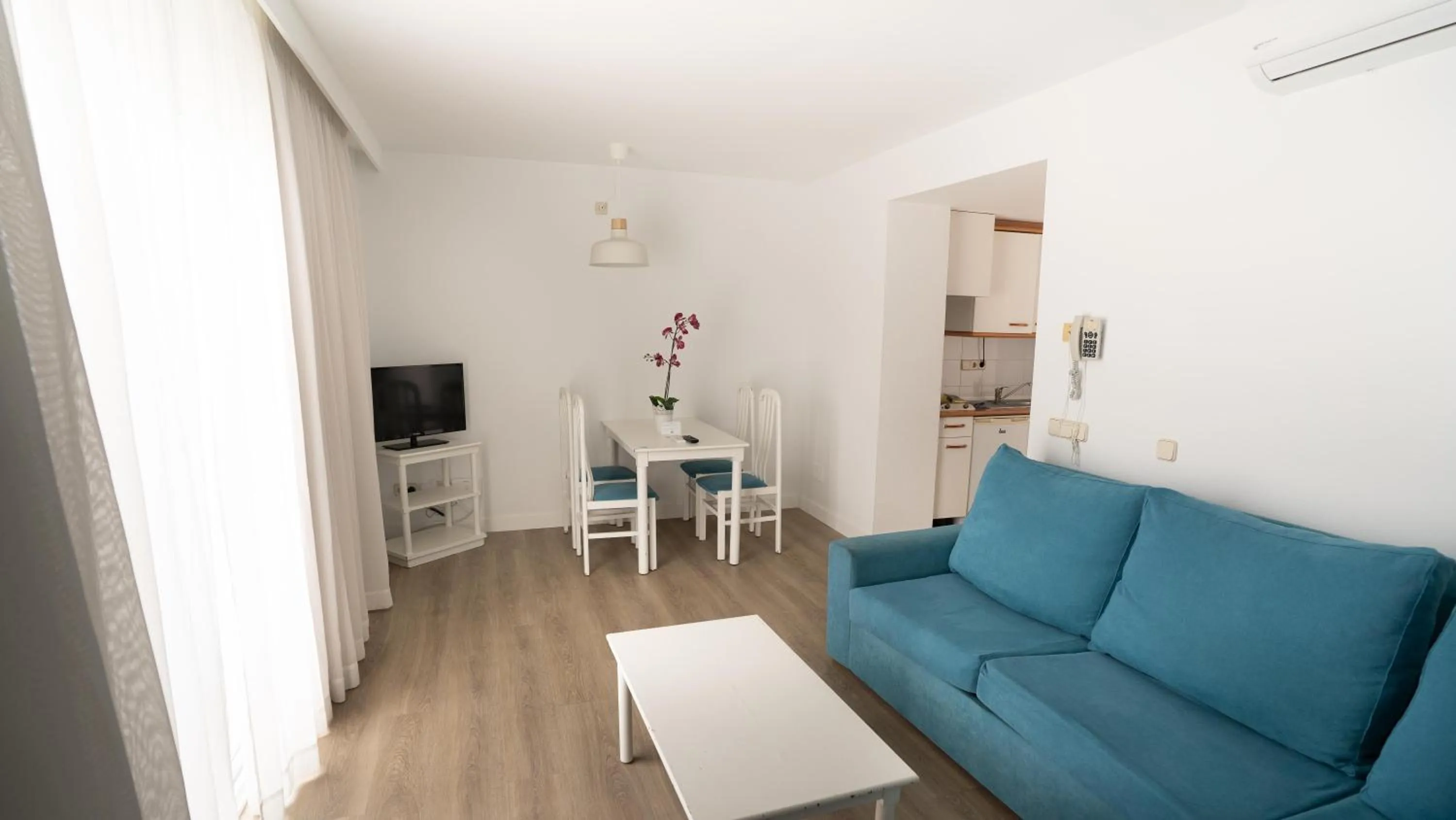 Photo of the whole room in BLUESEA Anba Romaní