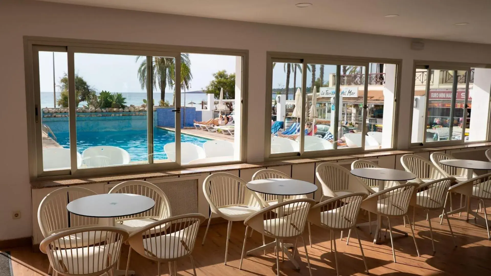 Lounge or bar in BLUESEA Anba Romaní Lounge or bar in BLUESEA Anba Romaní