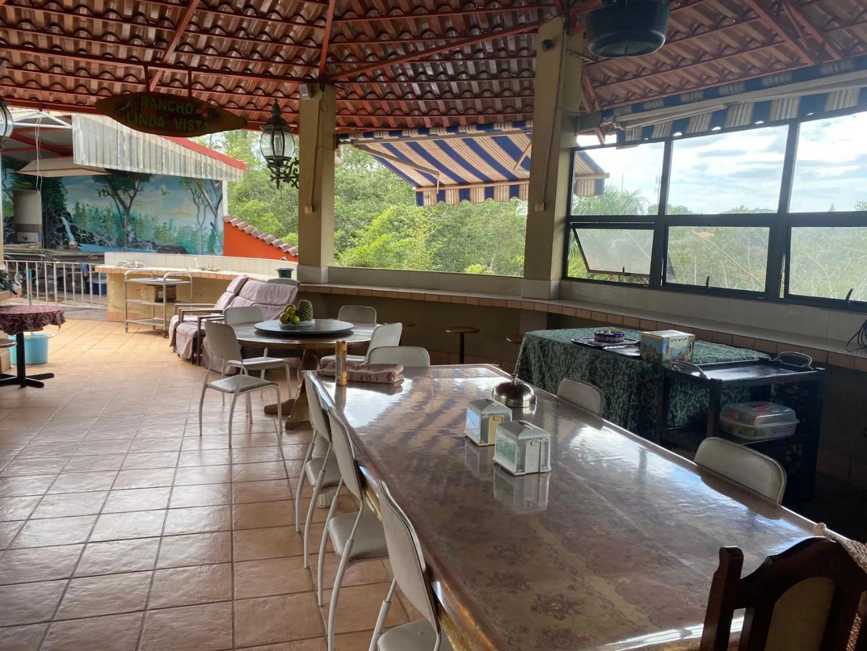 Communal kitchen in Villa Garita Inn