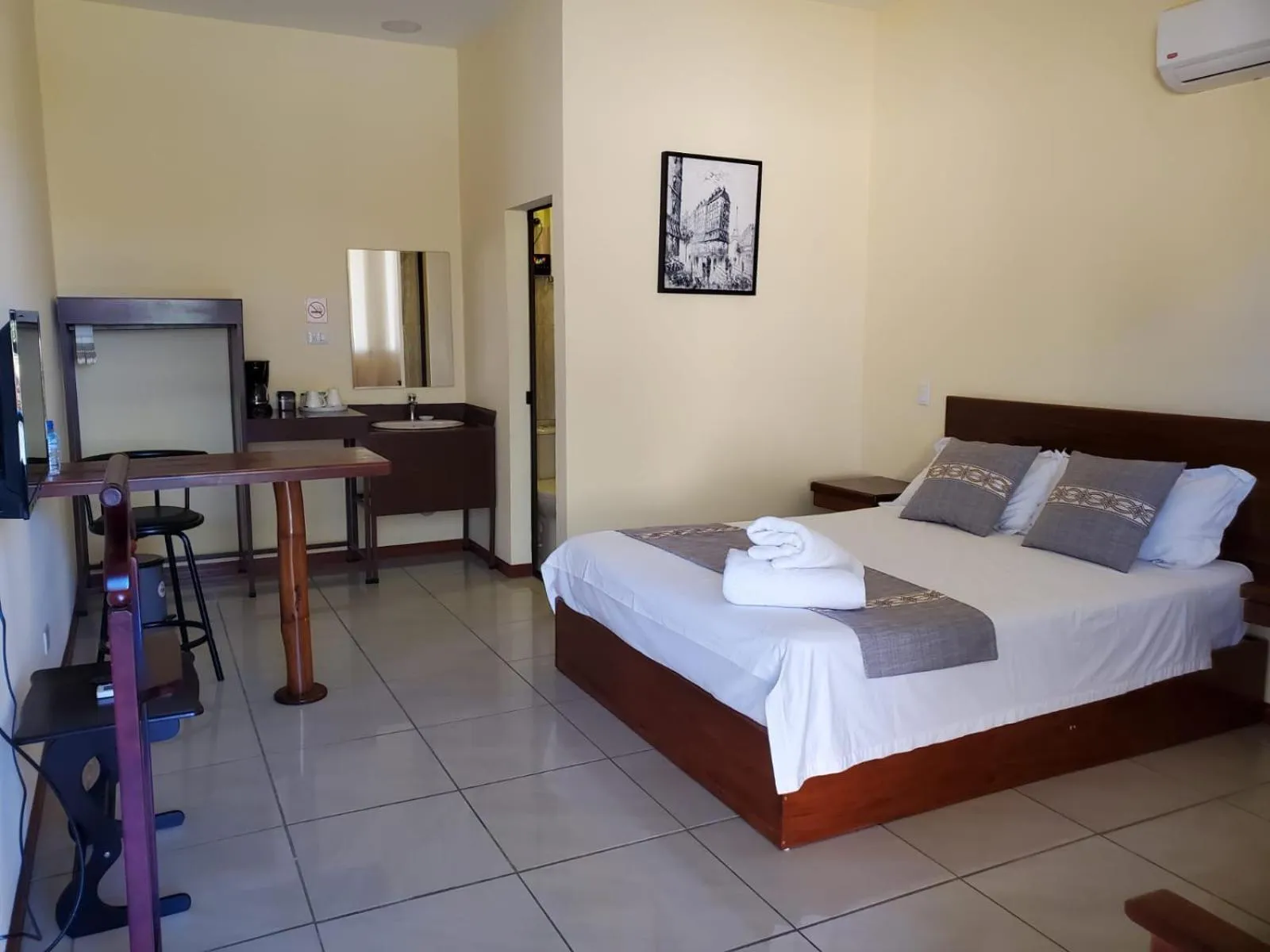 Bed in Villa Garita Inn