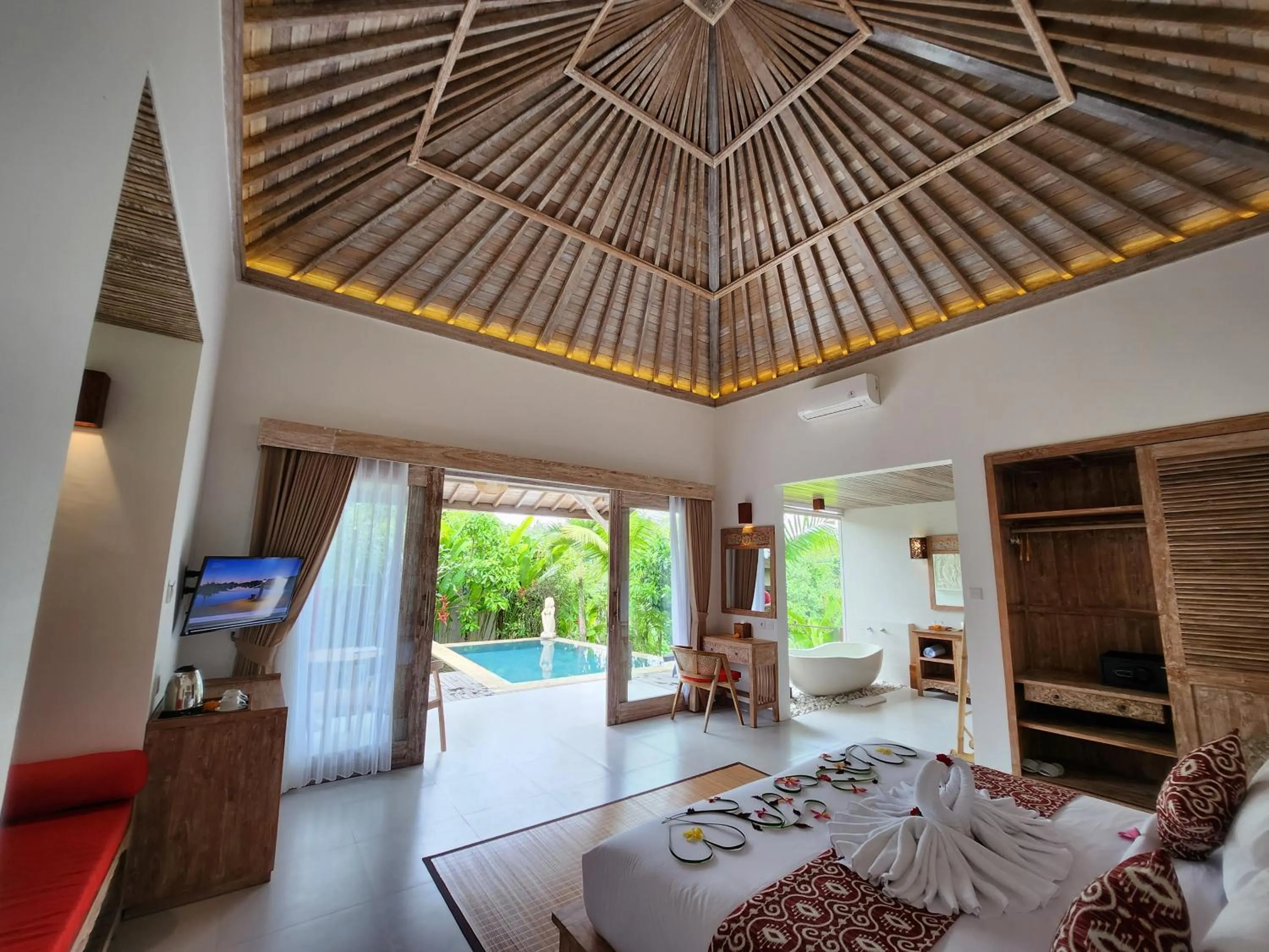 Bed in Pinggala Villa Ubud