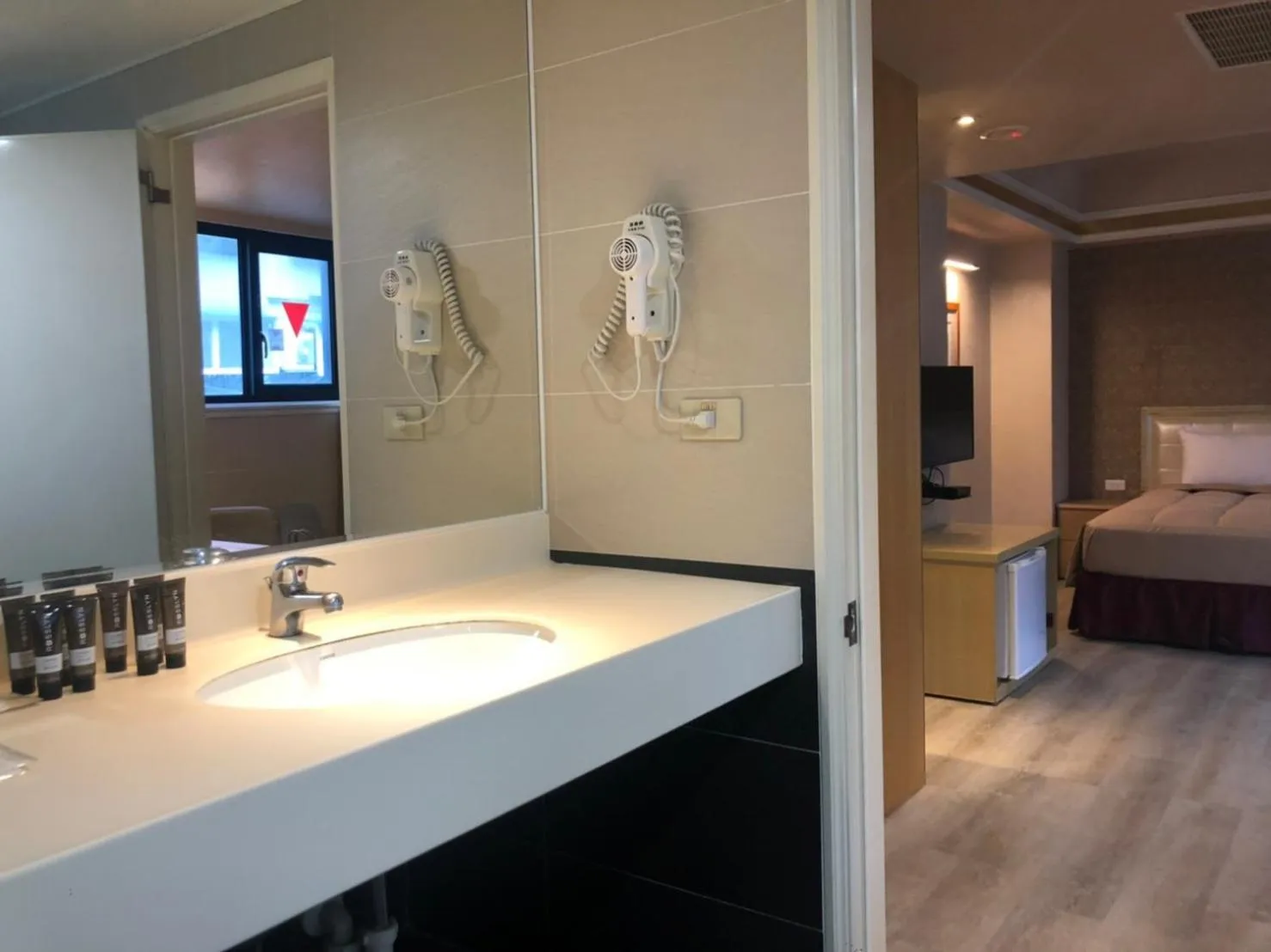 Bathroom, Bed in Doitsu Hotel