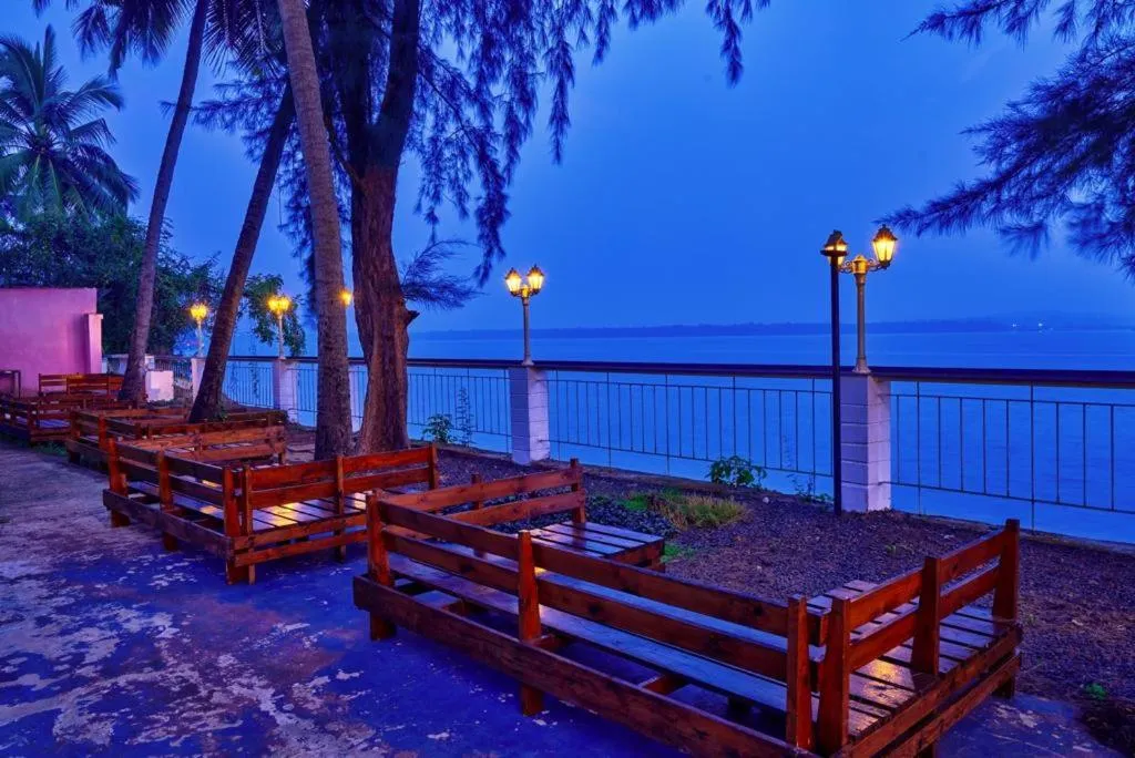 Blu Missel By The River